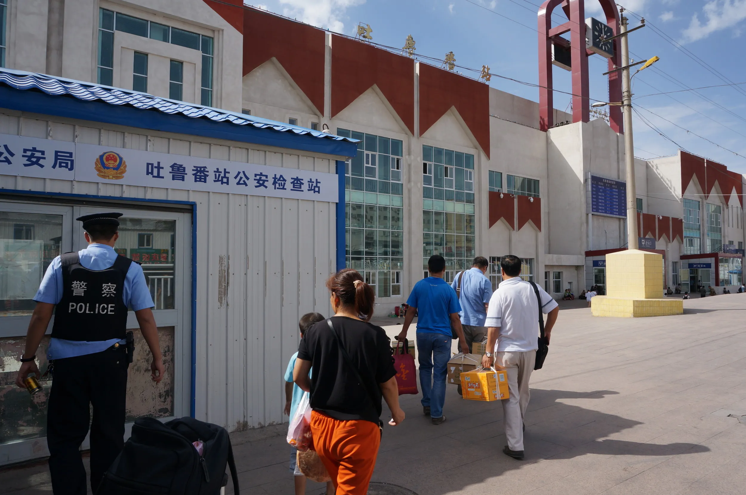 トルファン駅へ向かう