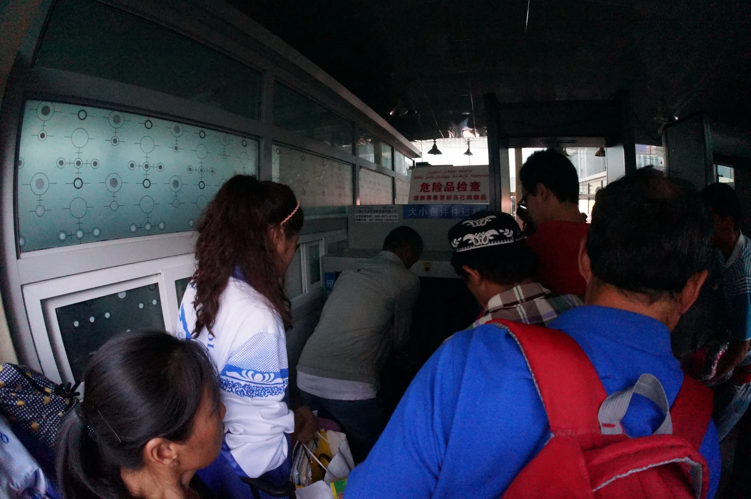 ウルムチ南駅の安全検査