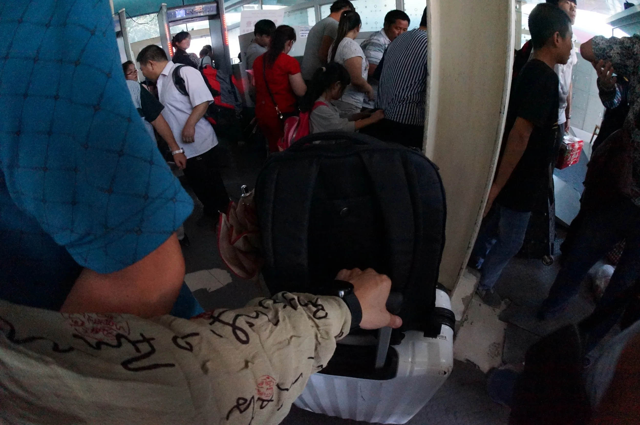 ウルムチ南駅の安全検査通過