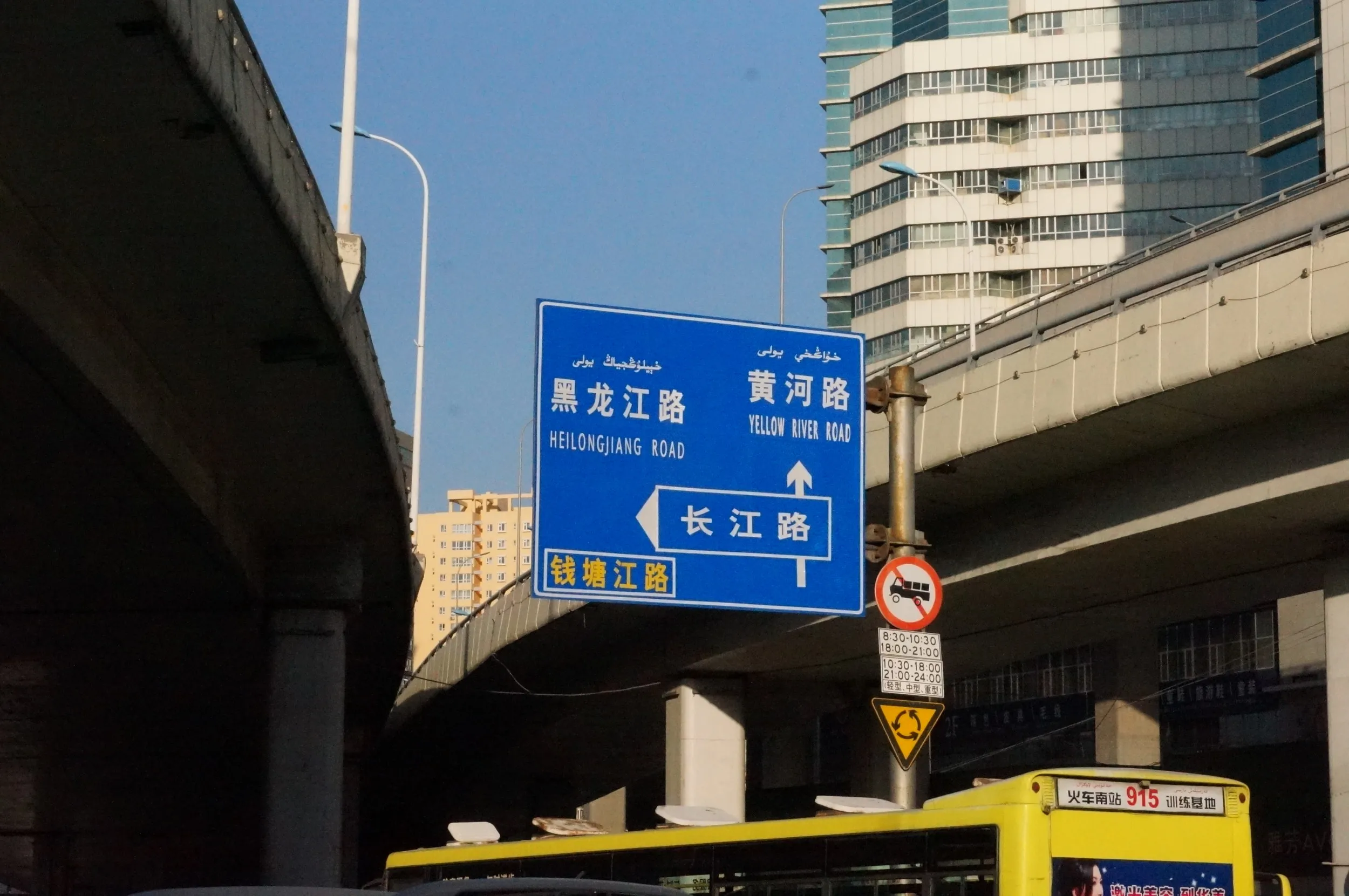 長江路と銭塘江路の交差点付近