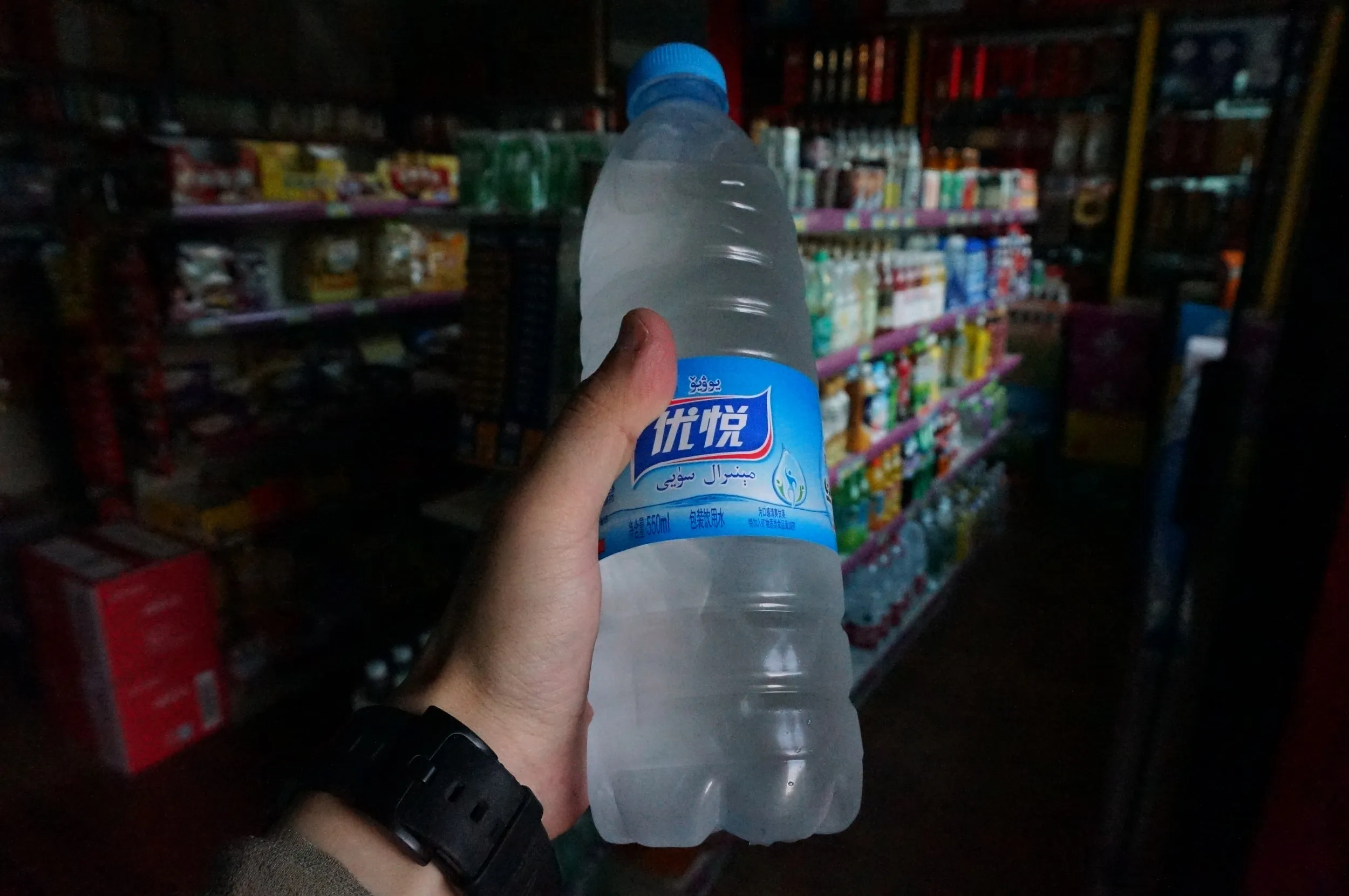 売店で水を購入!