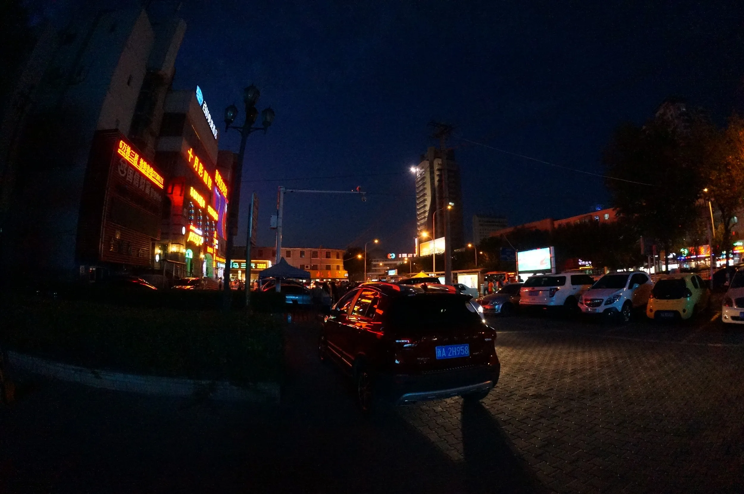 夜のウルムチを紅山公園目指して散歩