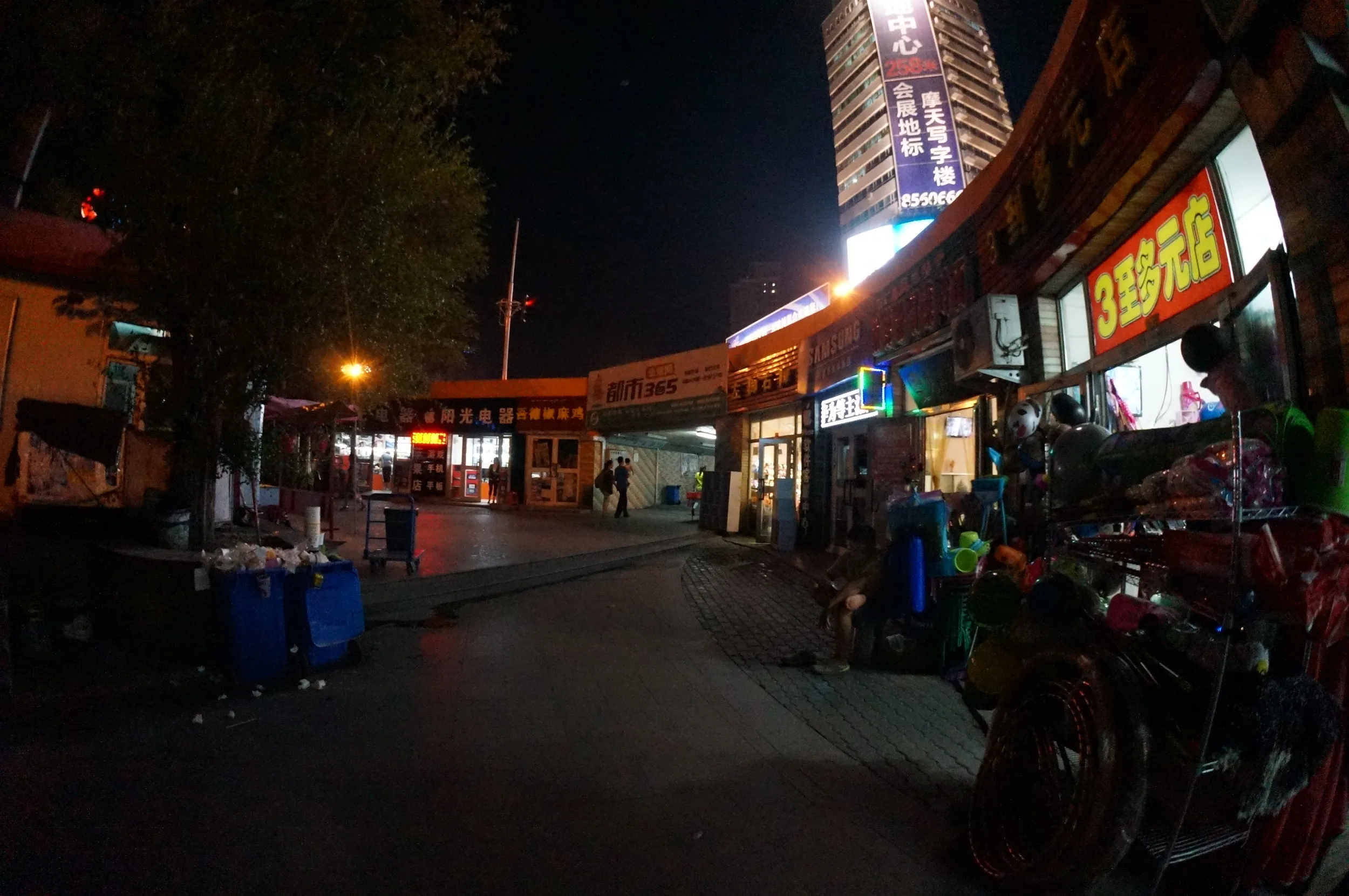 揚子江路と友好南路の交差点の地下商店街