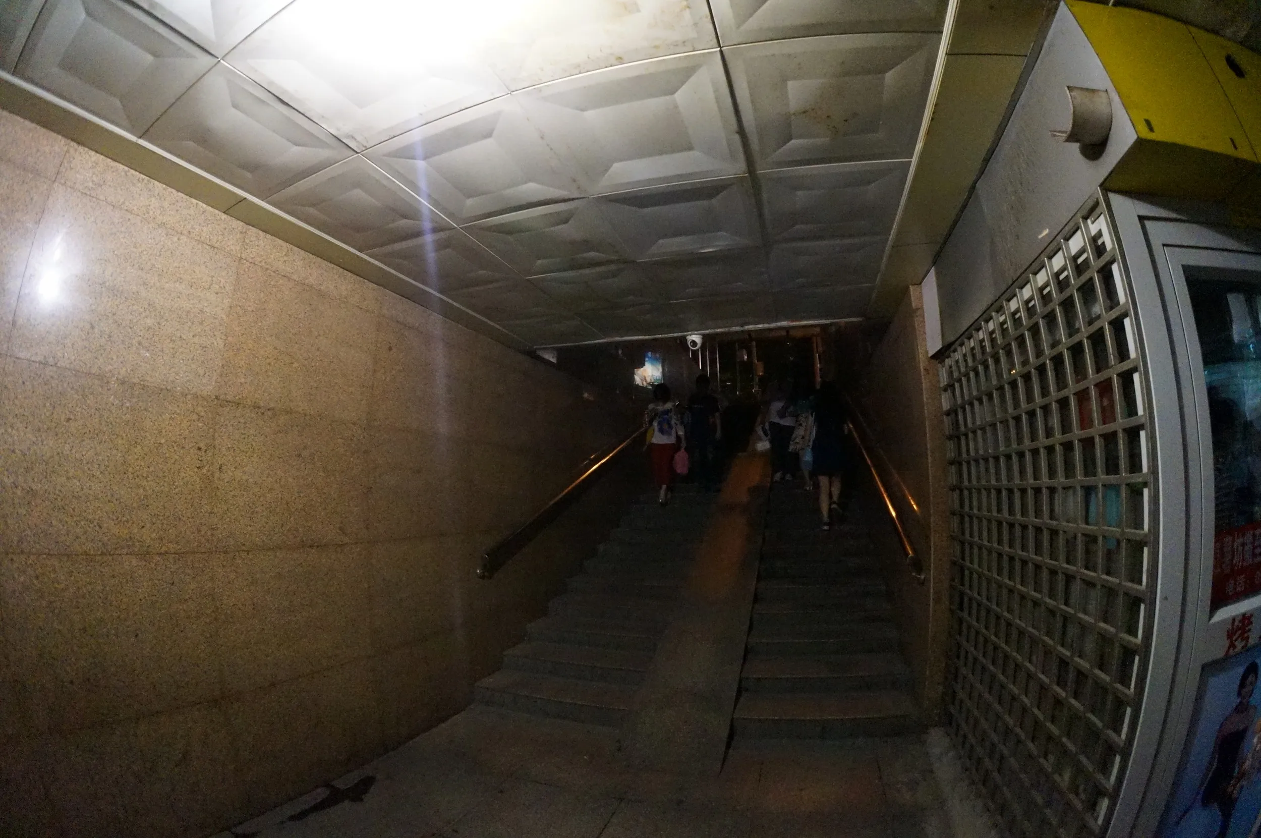 揚子江路と友好南路の交差点の地下商店街