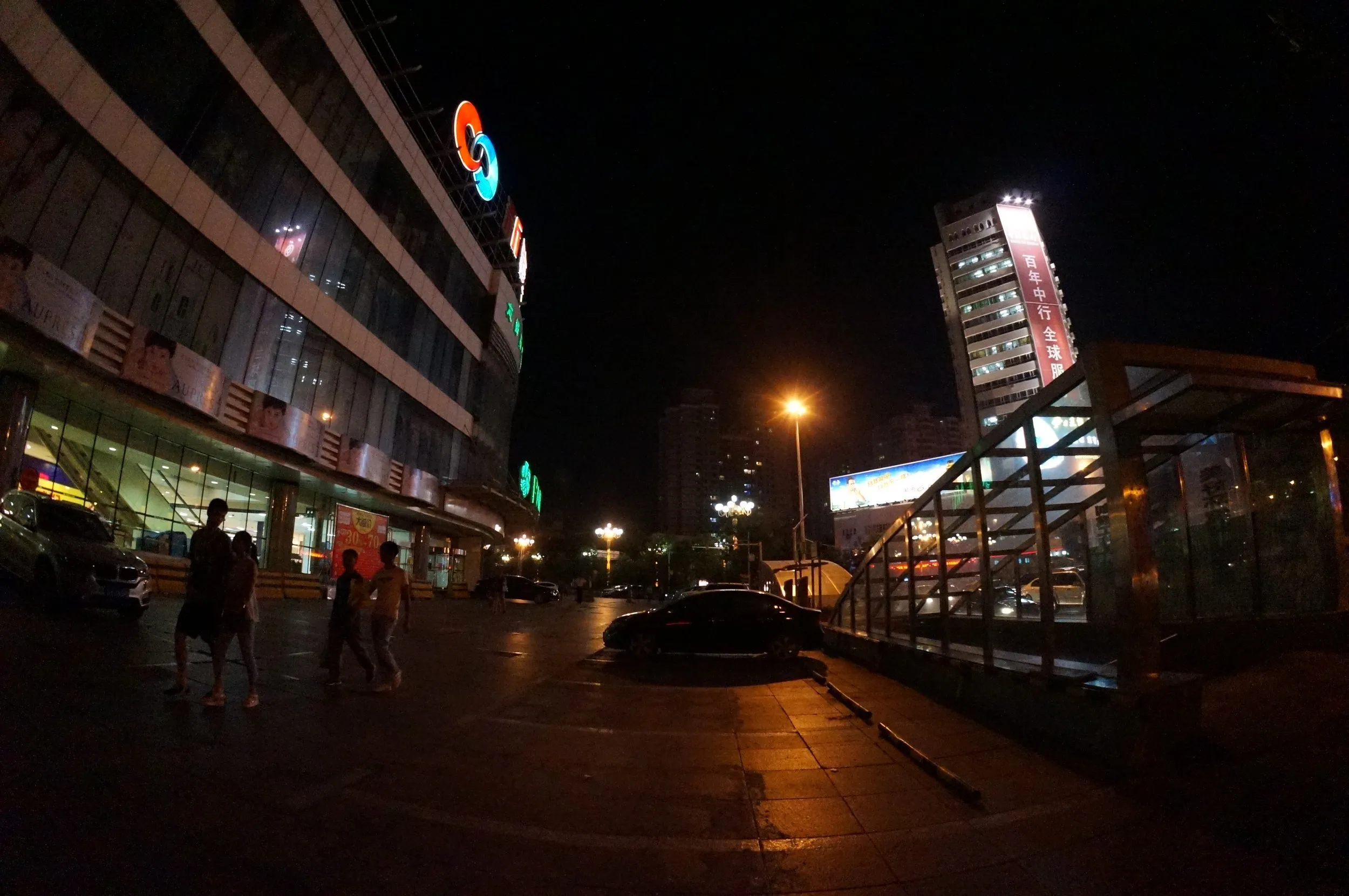 揚子江路と友好南路の交差点の地下商店街