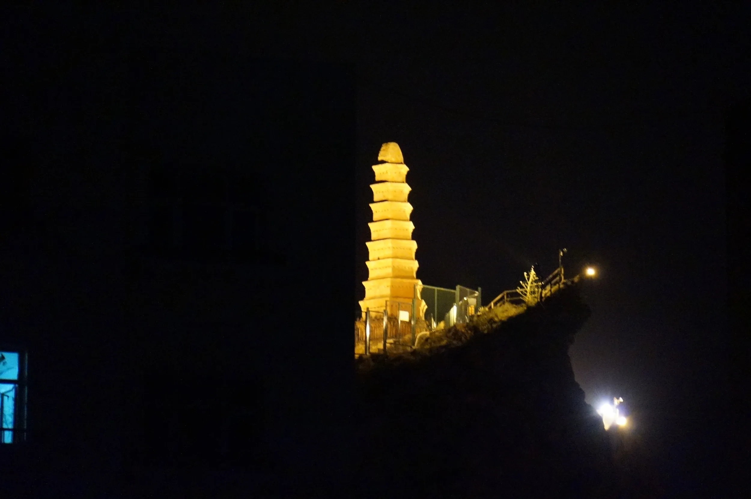 ライトアップされた紅山公園の紅山塔