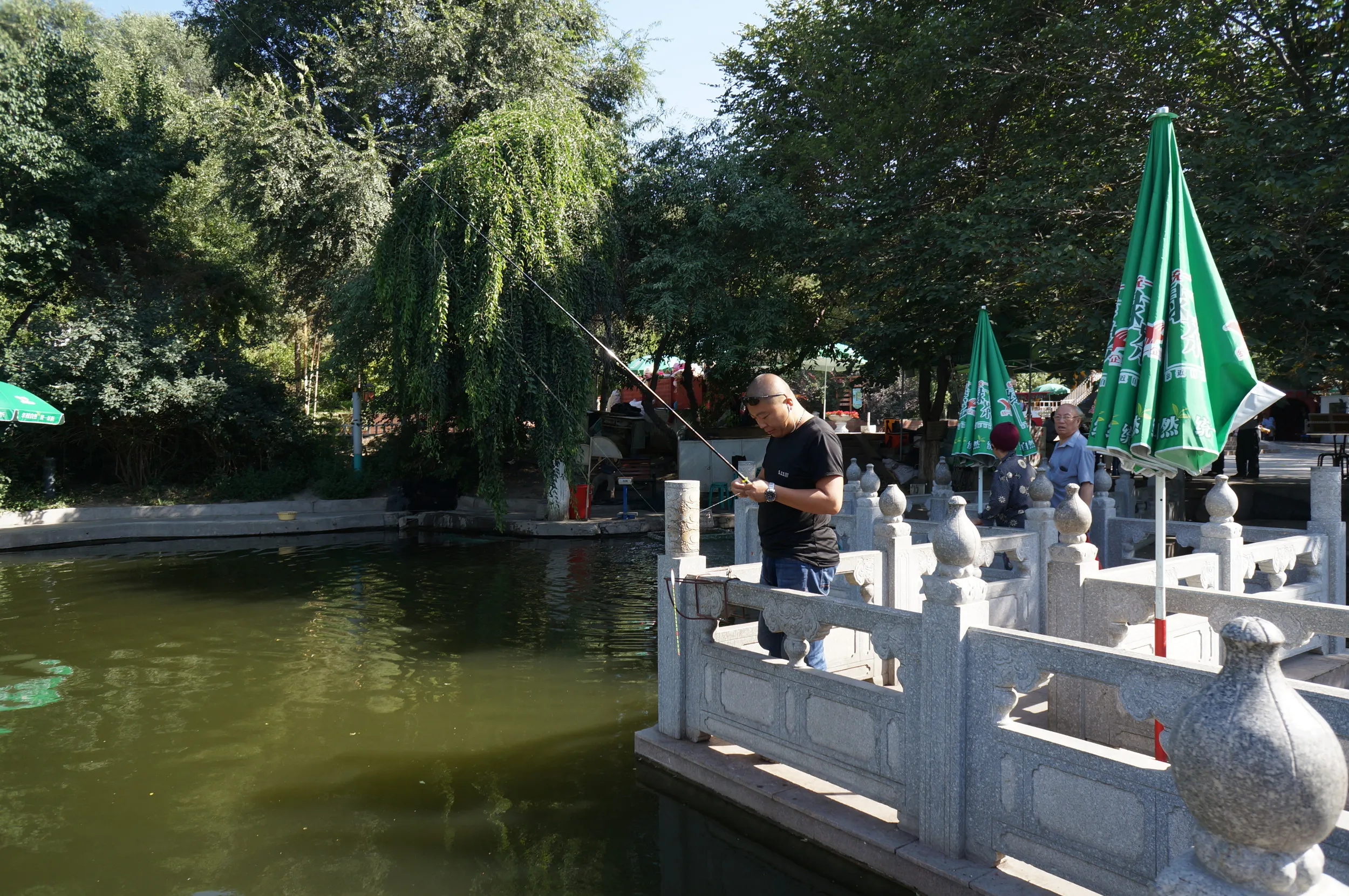 魚釣りをする人
