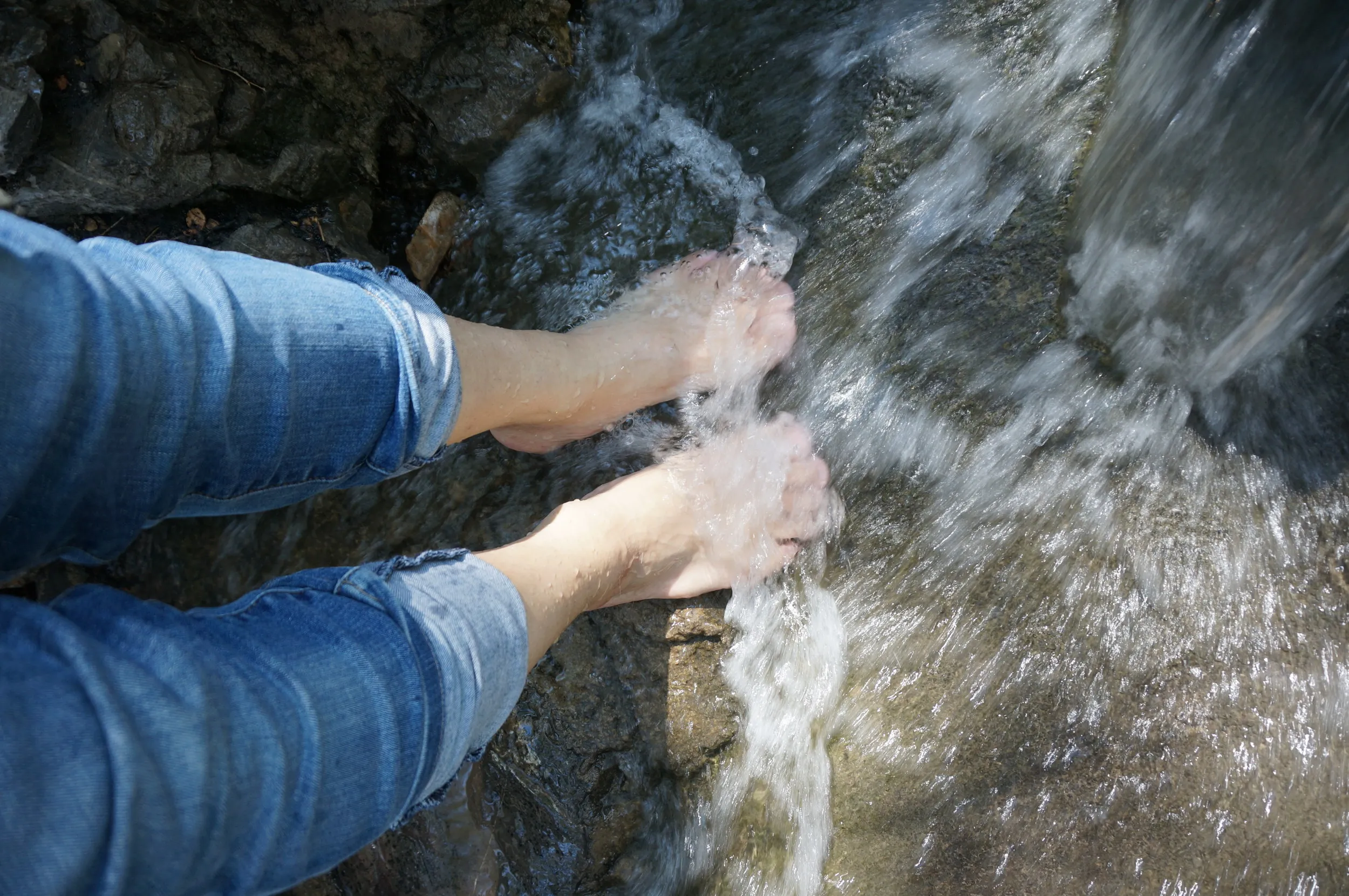 川で足を浸して涼むｗ