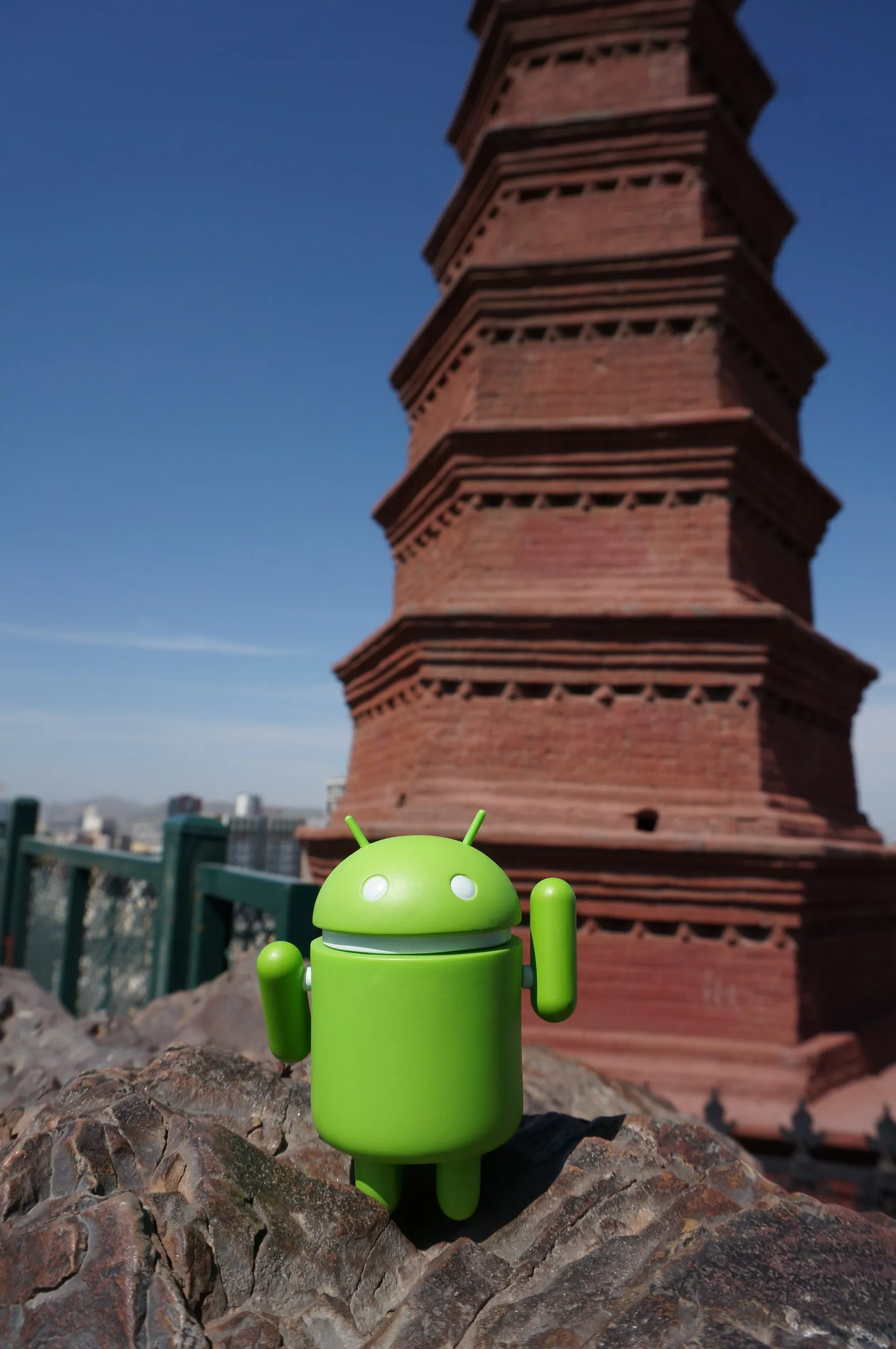 紅山塔でドロイド君が記念撮影