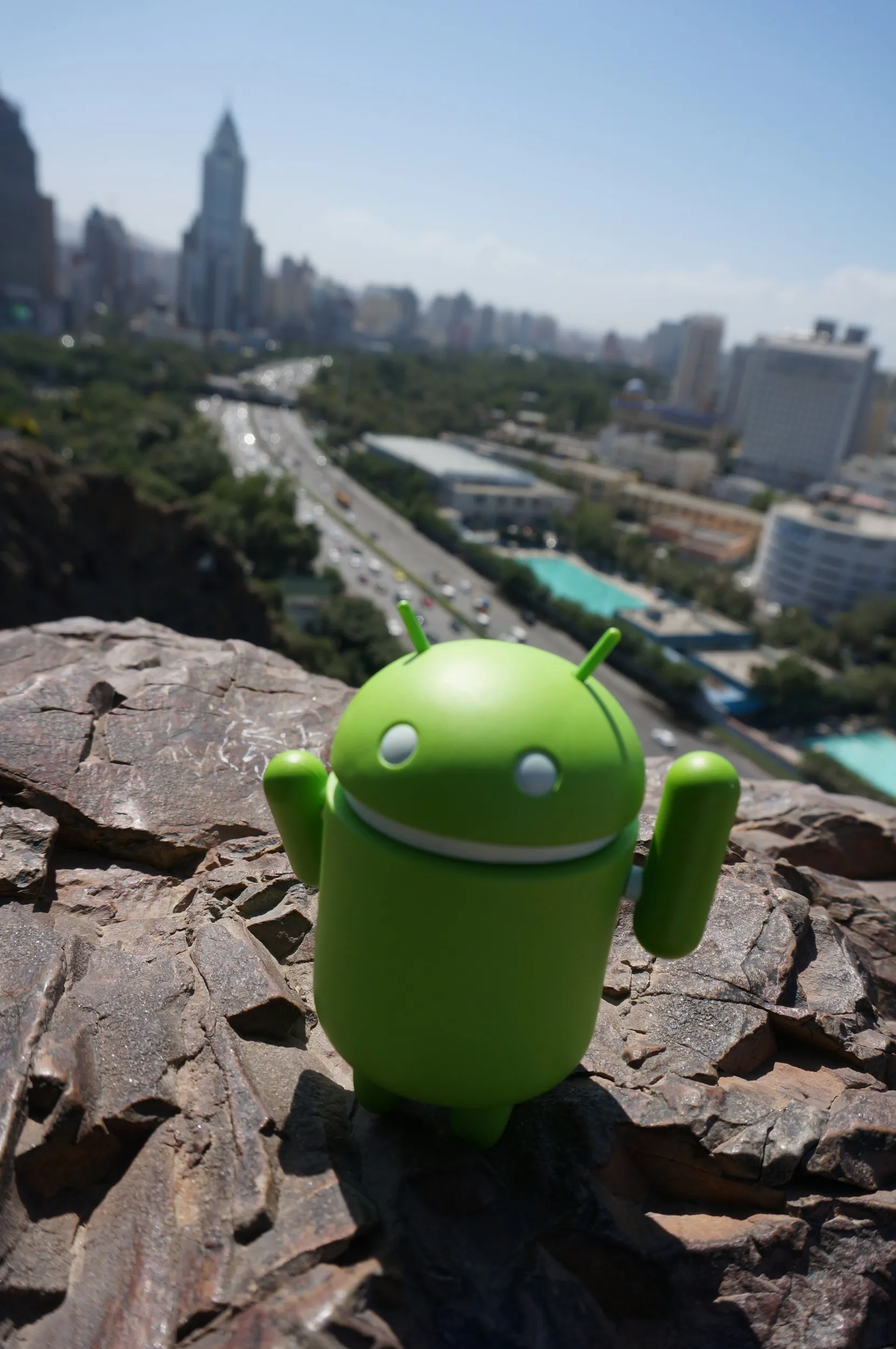 紅山塔付近でドロイド君が記念撮影