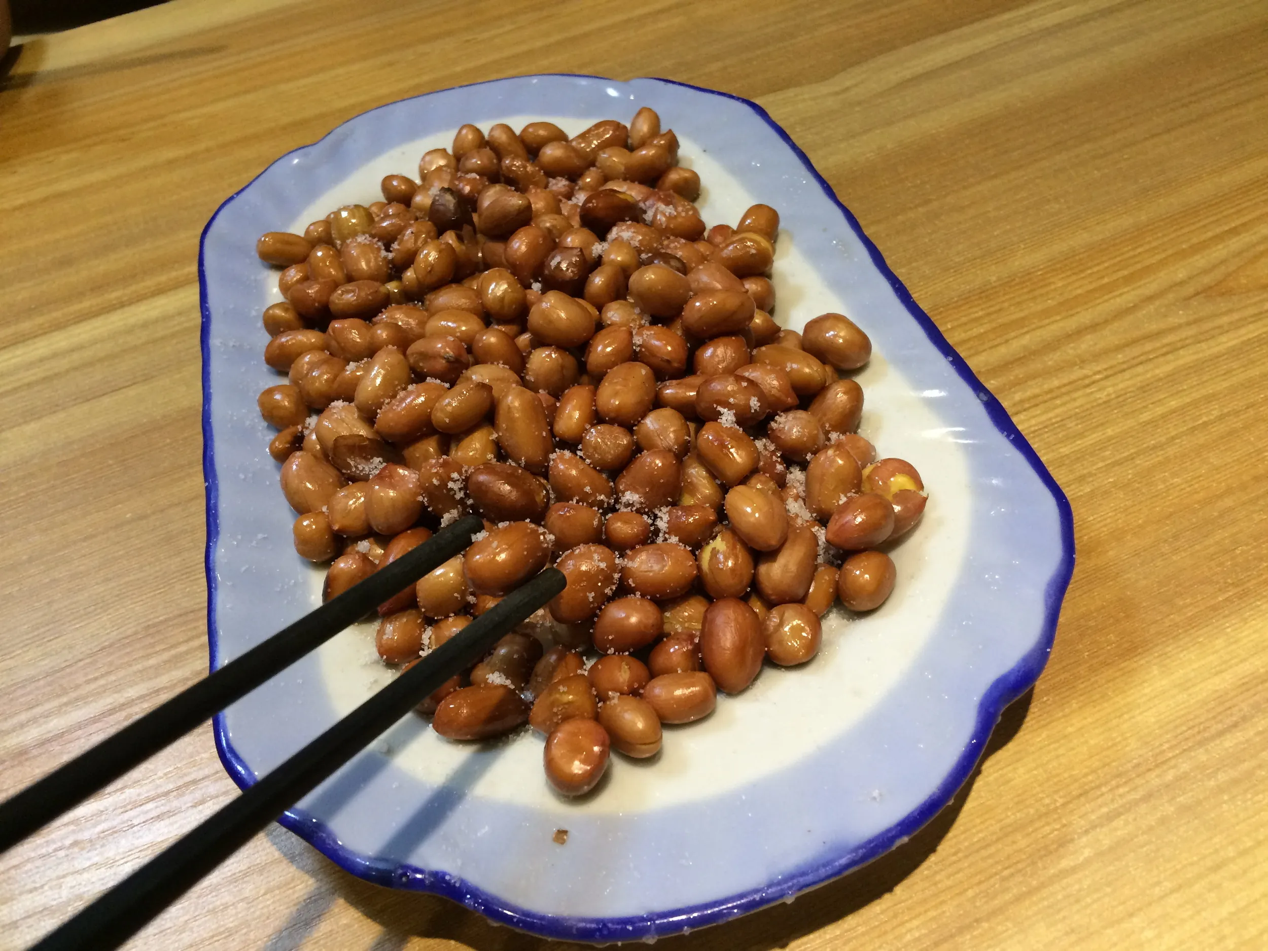 ビールとピーナッツを食す