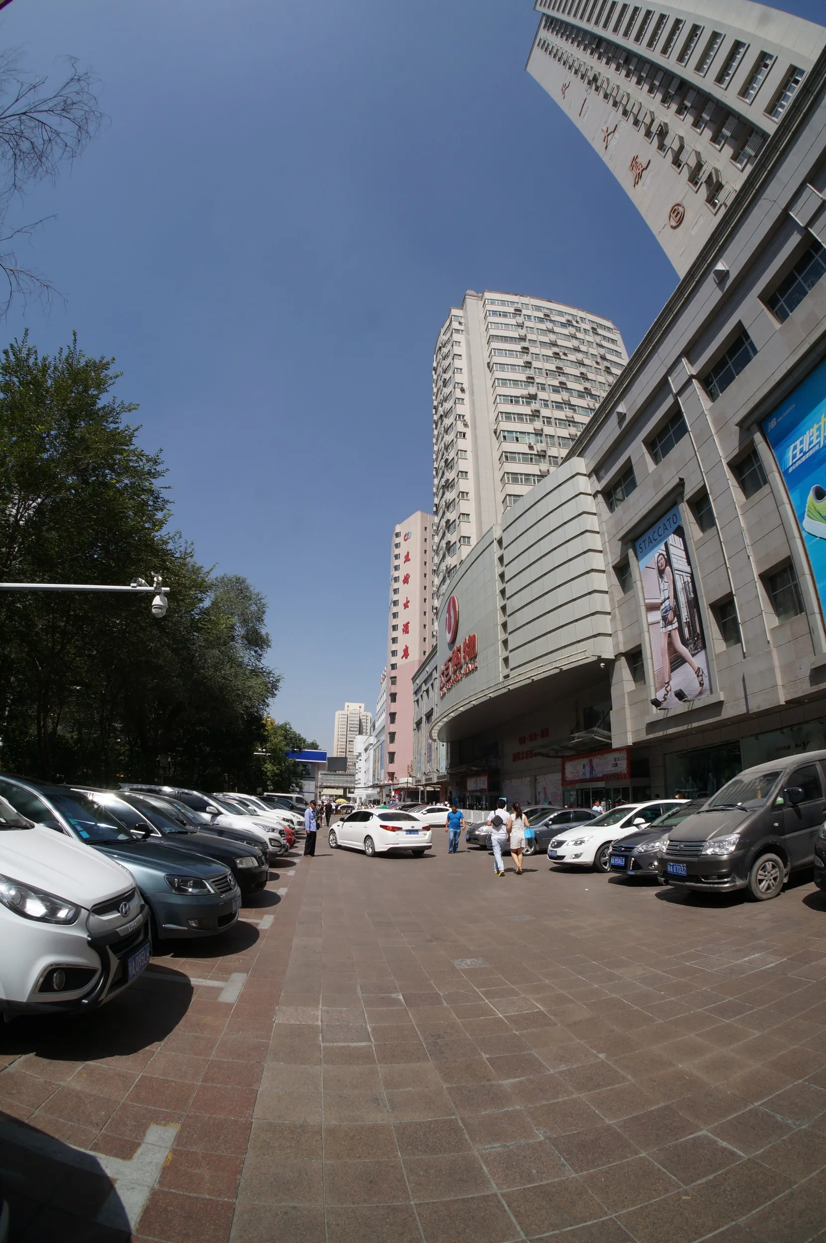 商店とデパートが集まる一角