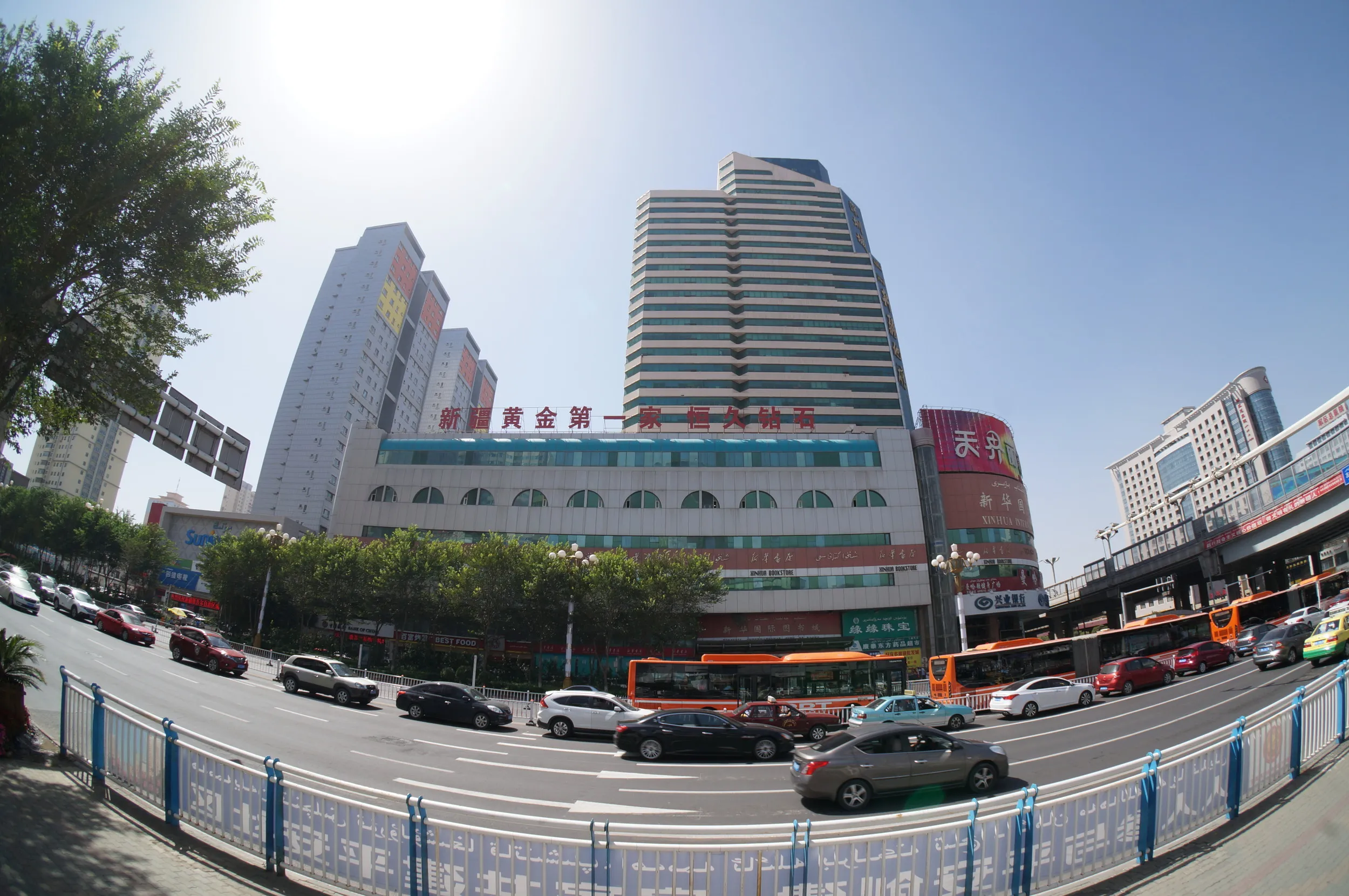 商店とデパートが集まる一角