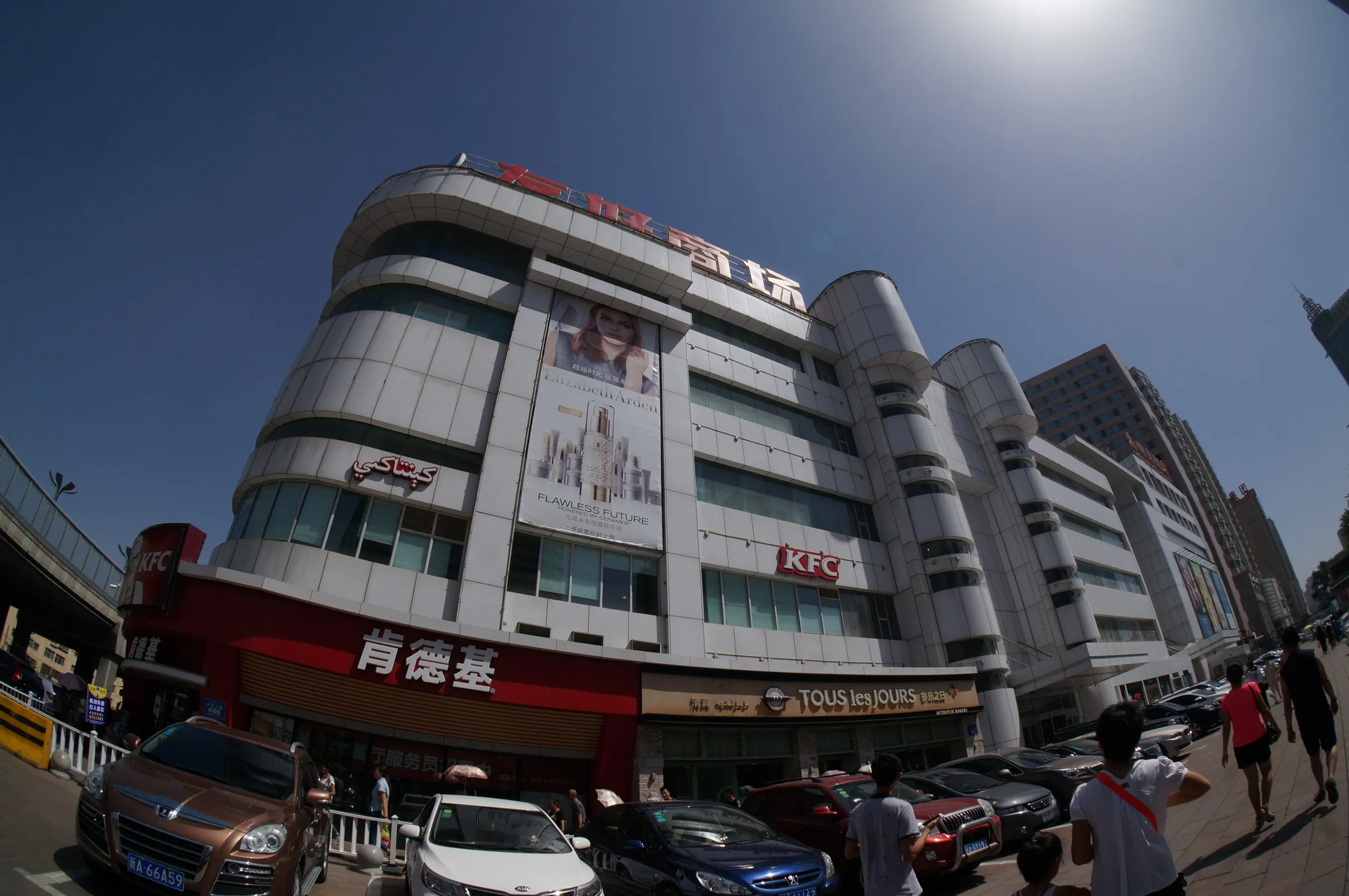 商店とデパートが集まる一角