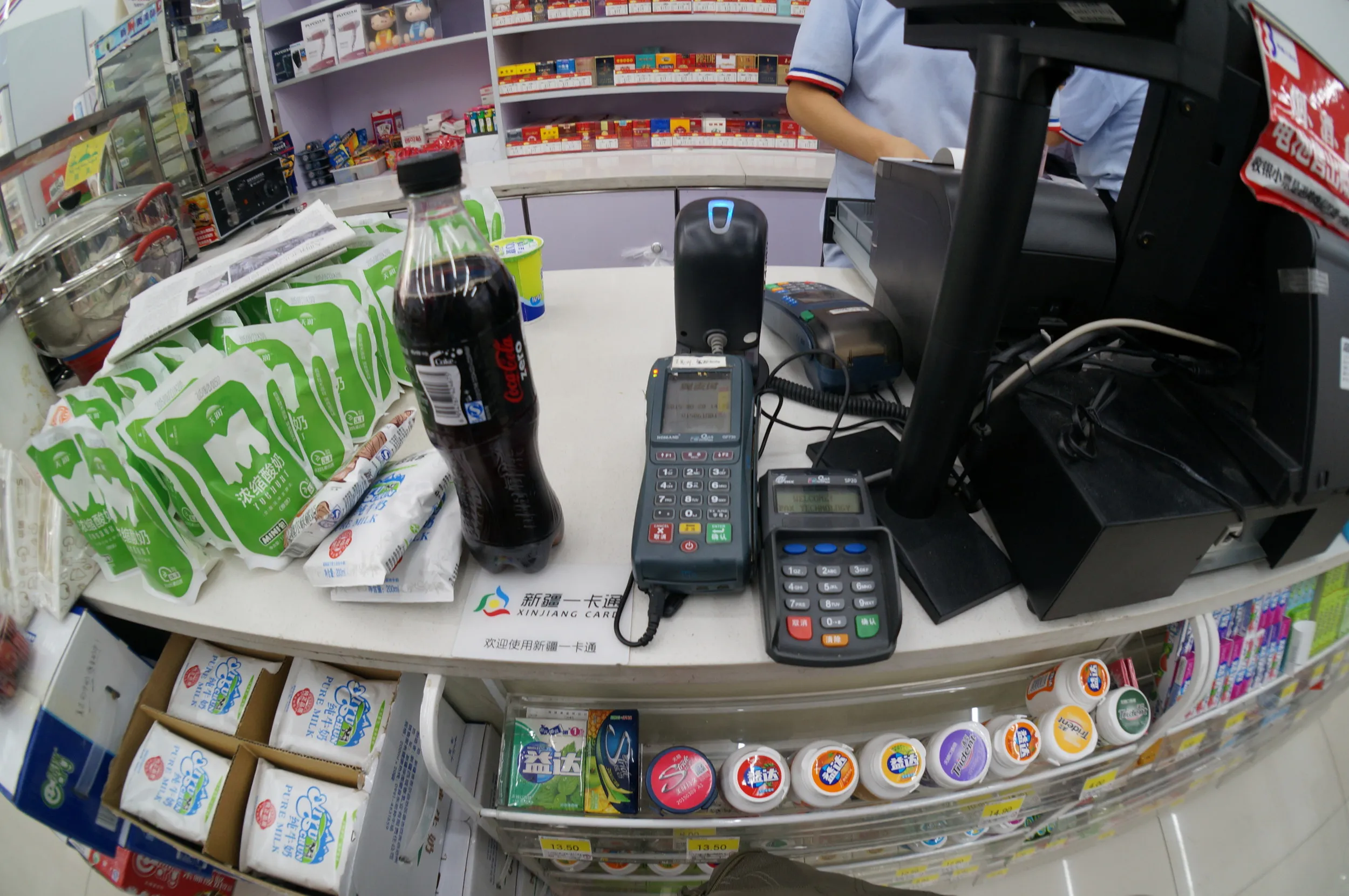 商店でコカ・コーラゼロを購入