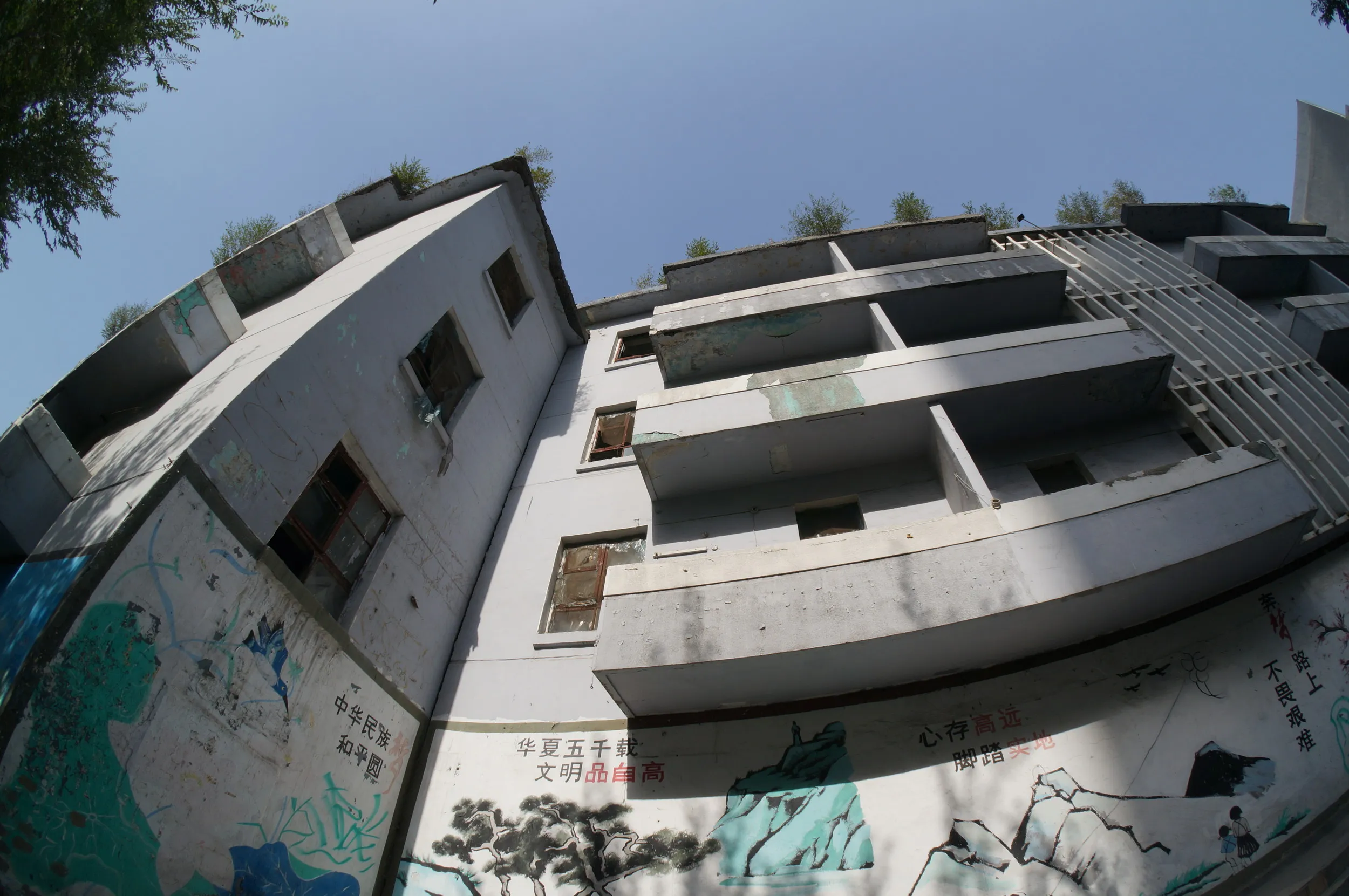 廃墟になったマンション