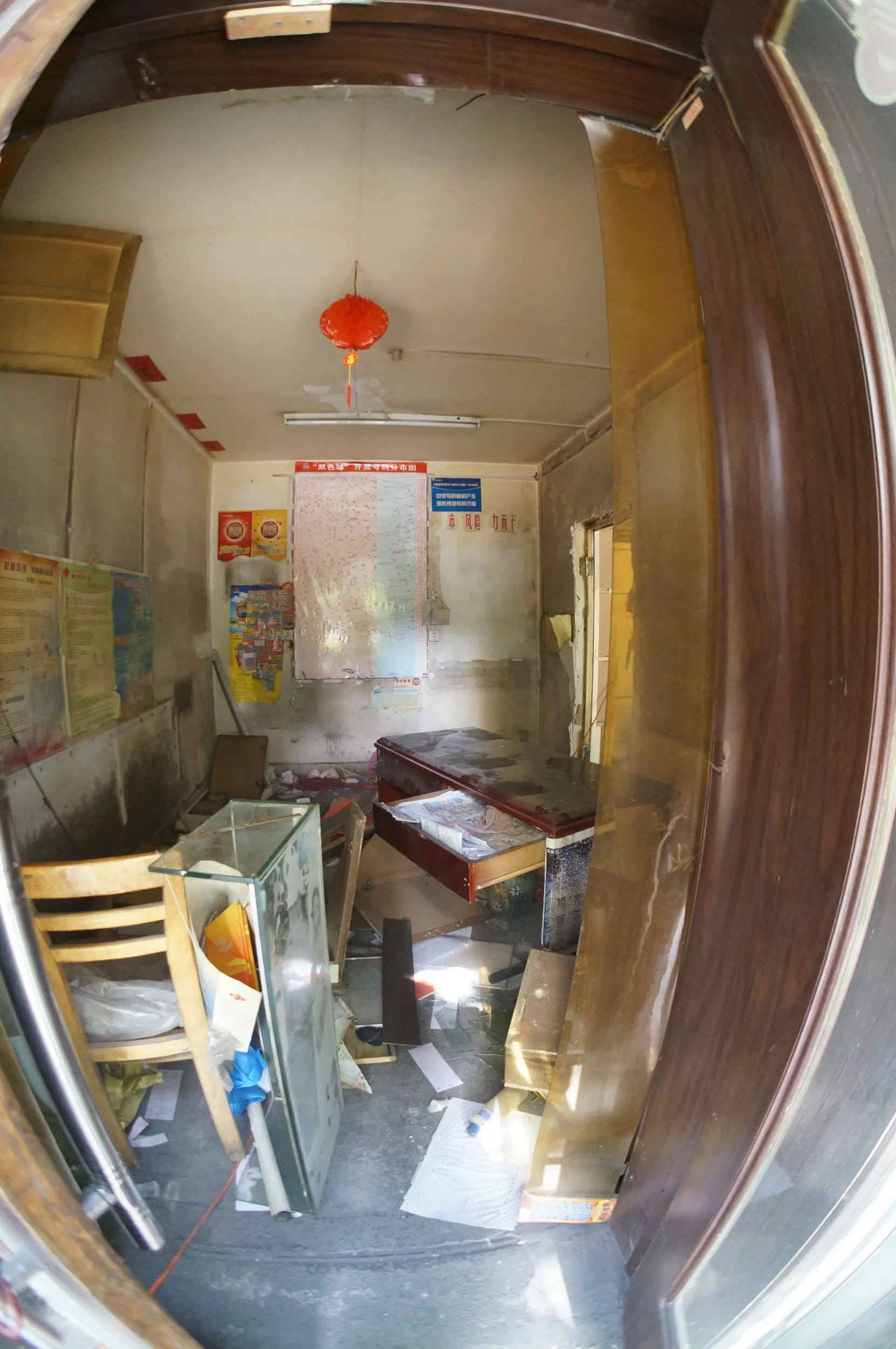 取り壊し中の建物