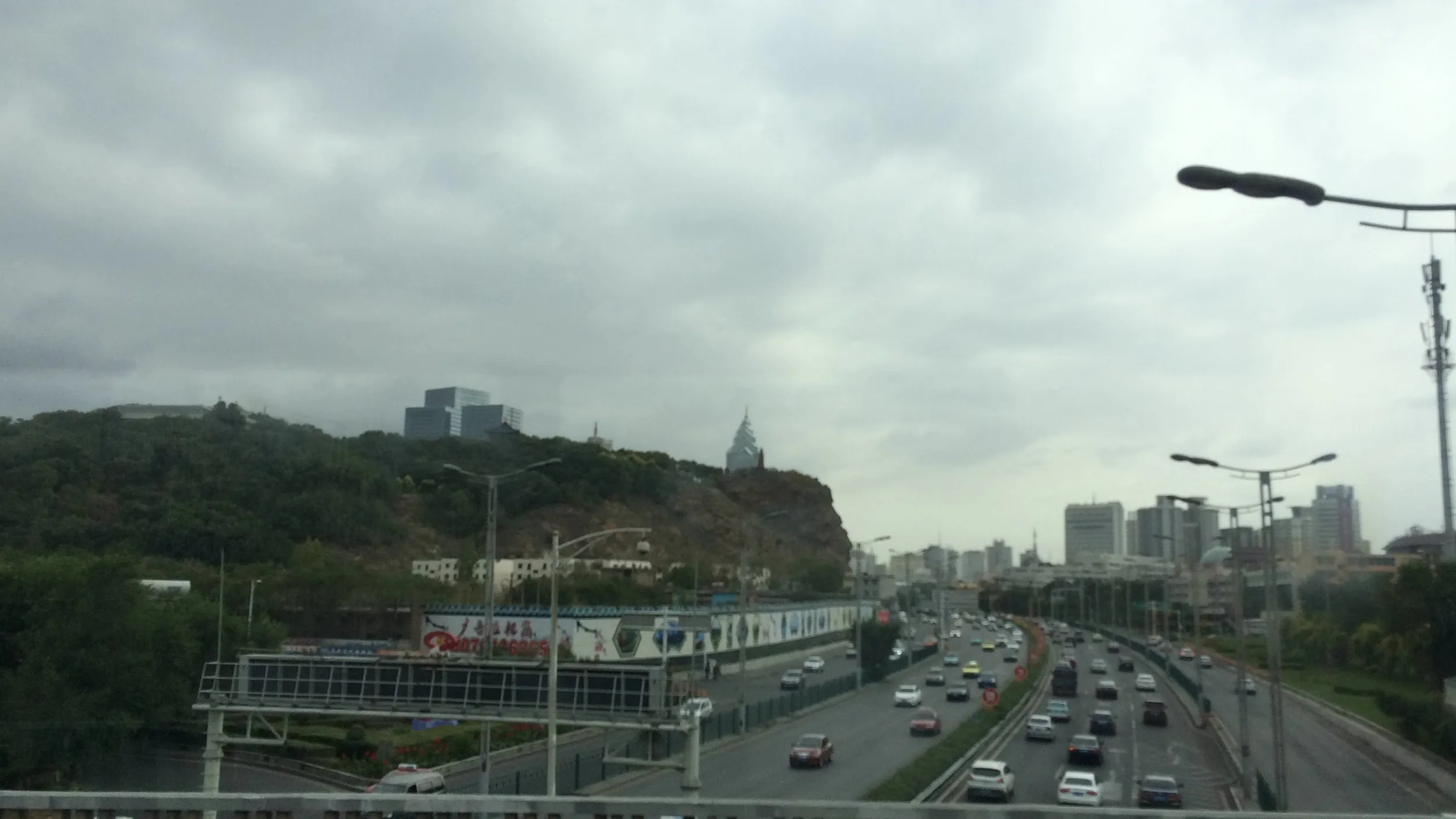 水磨溝公園へ向かうバスと車窓