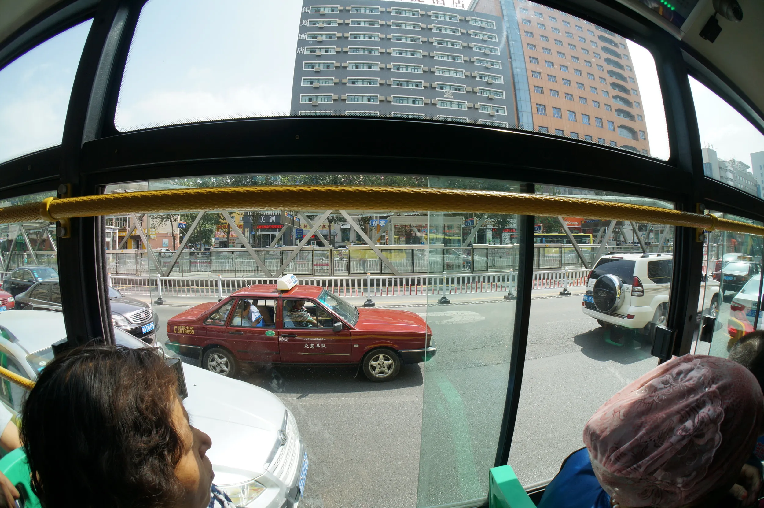 バスで碾子沟へ移動中
