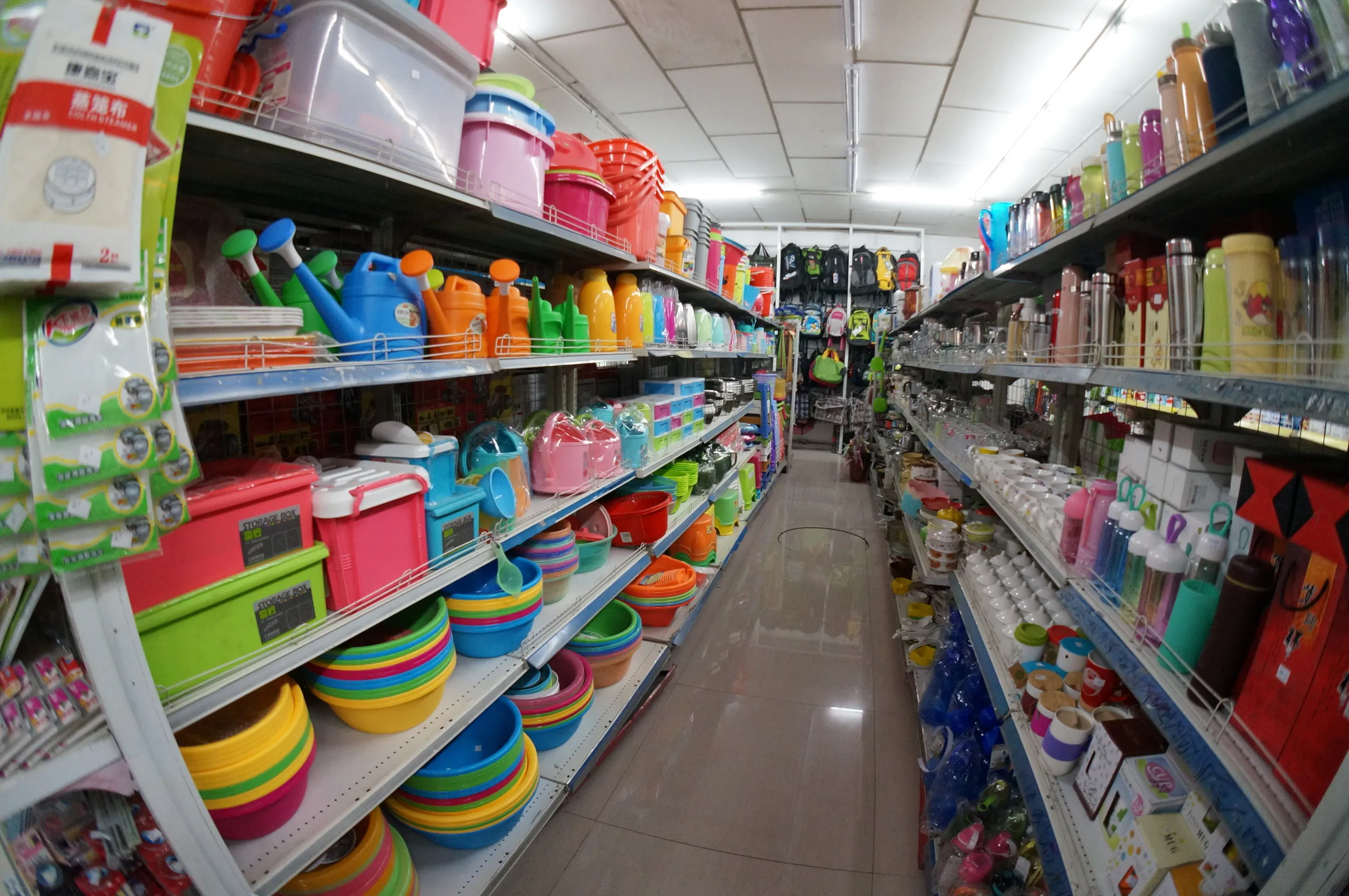 スーパーで食糧・日用品調達