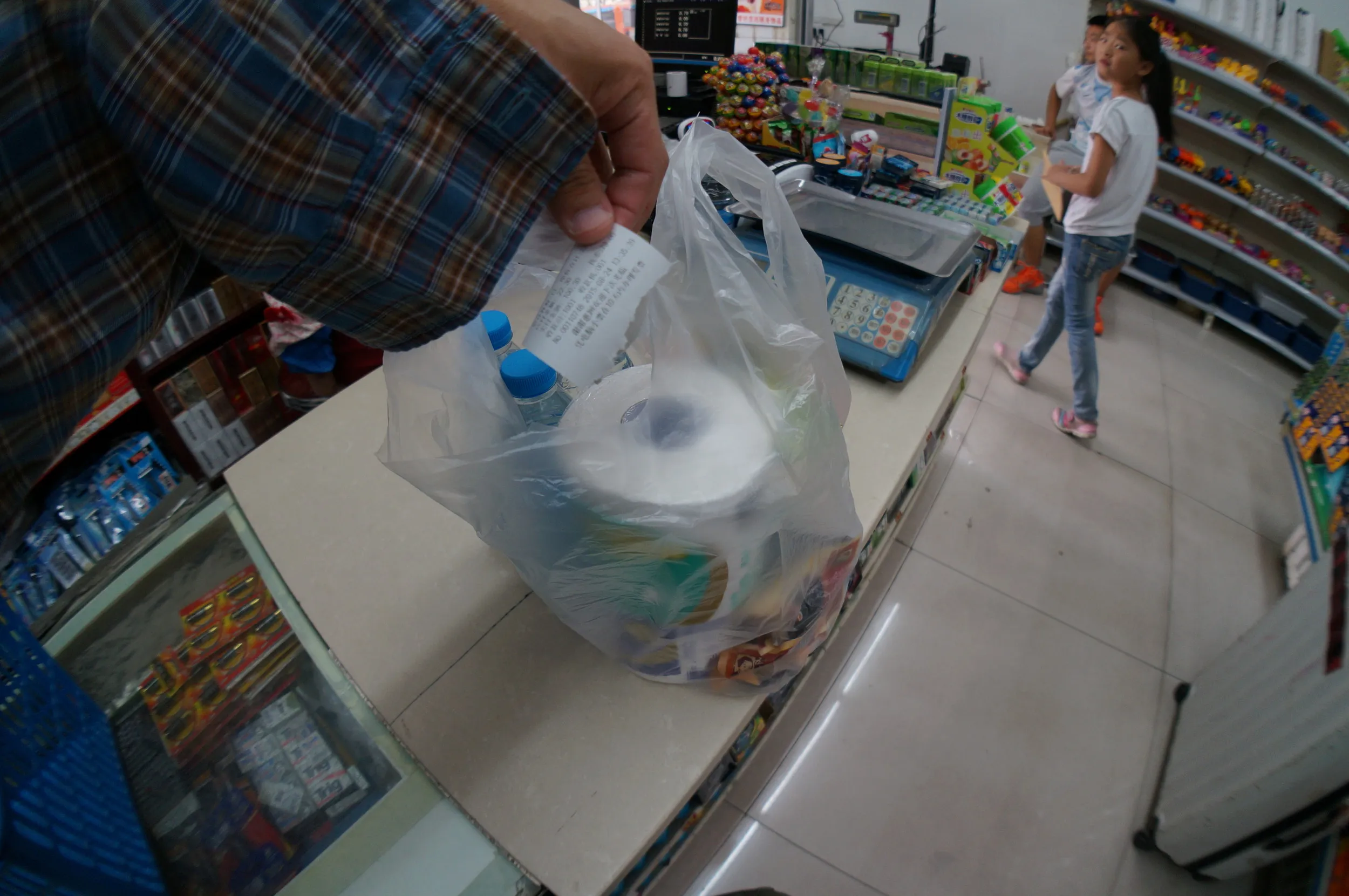 スーパーで食糧・日用品調達