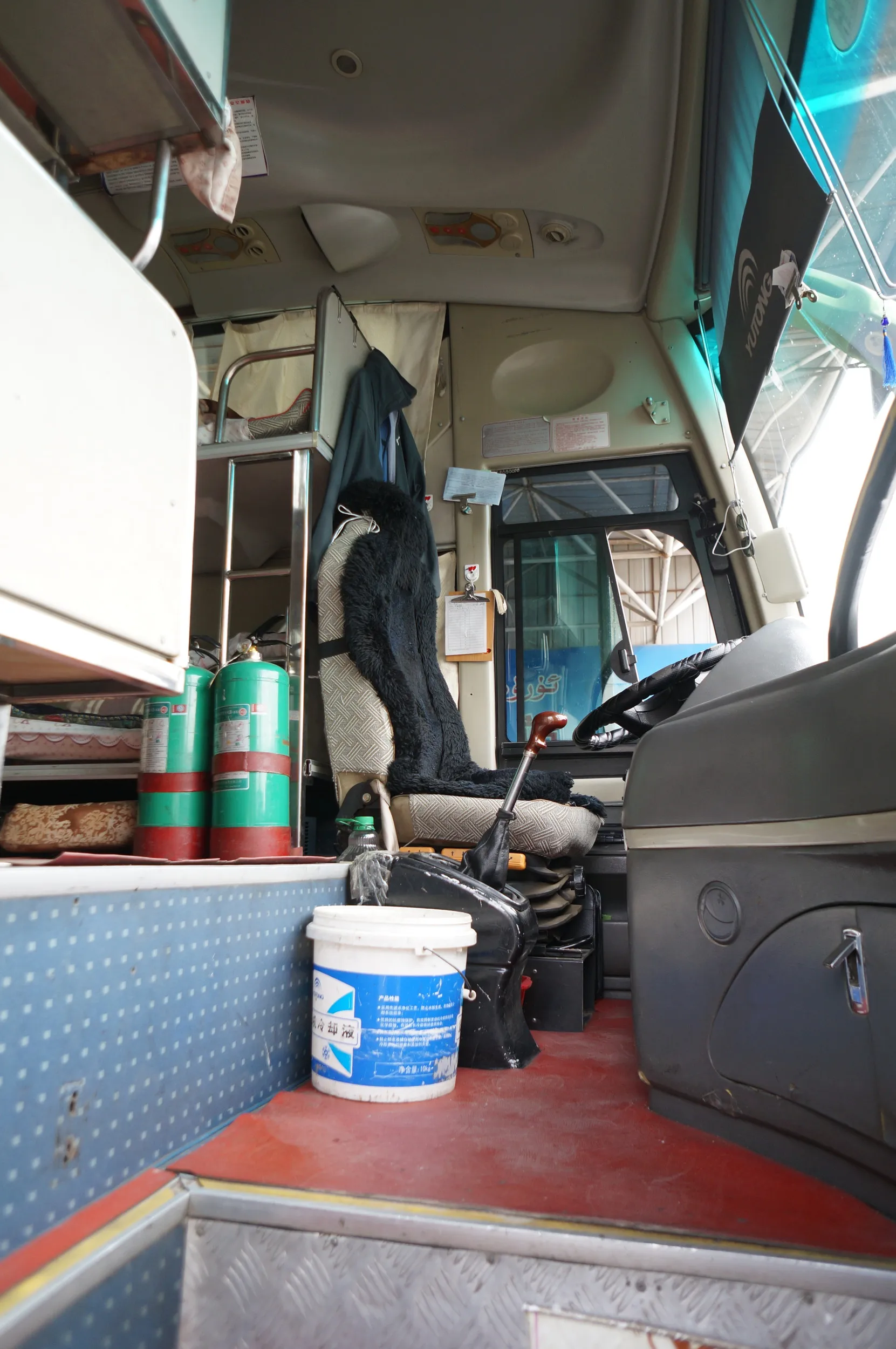 バスに乗り込む