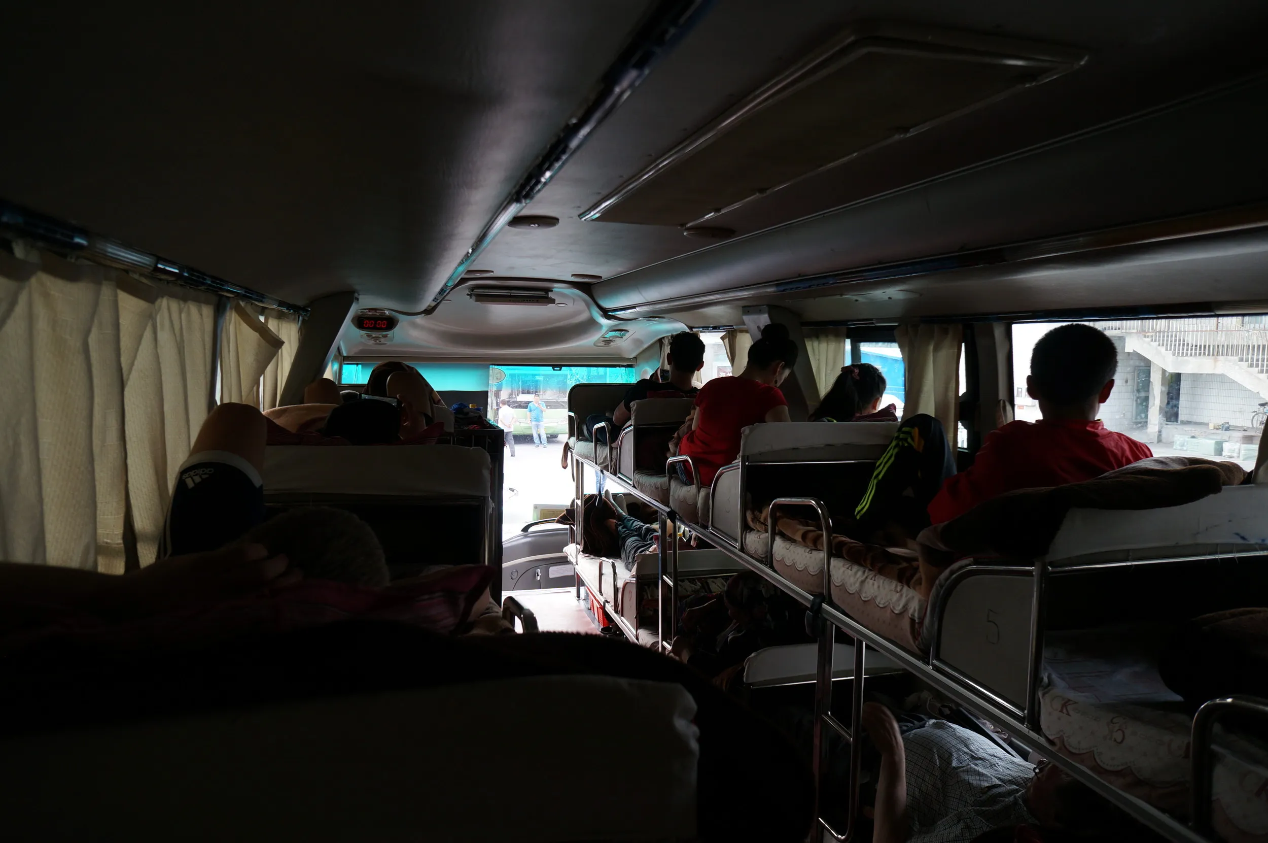 国際寝台バスの車内