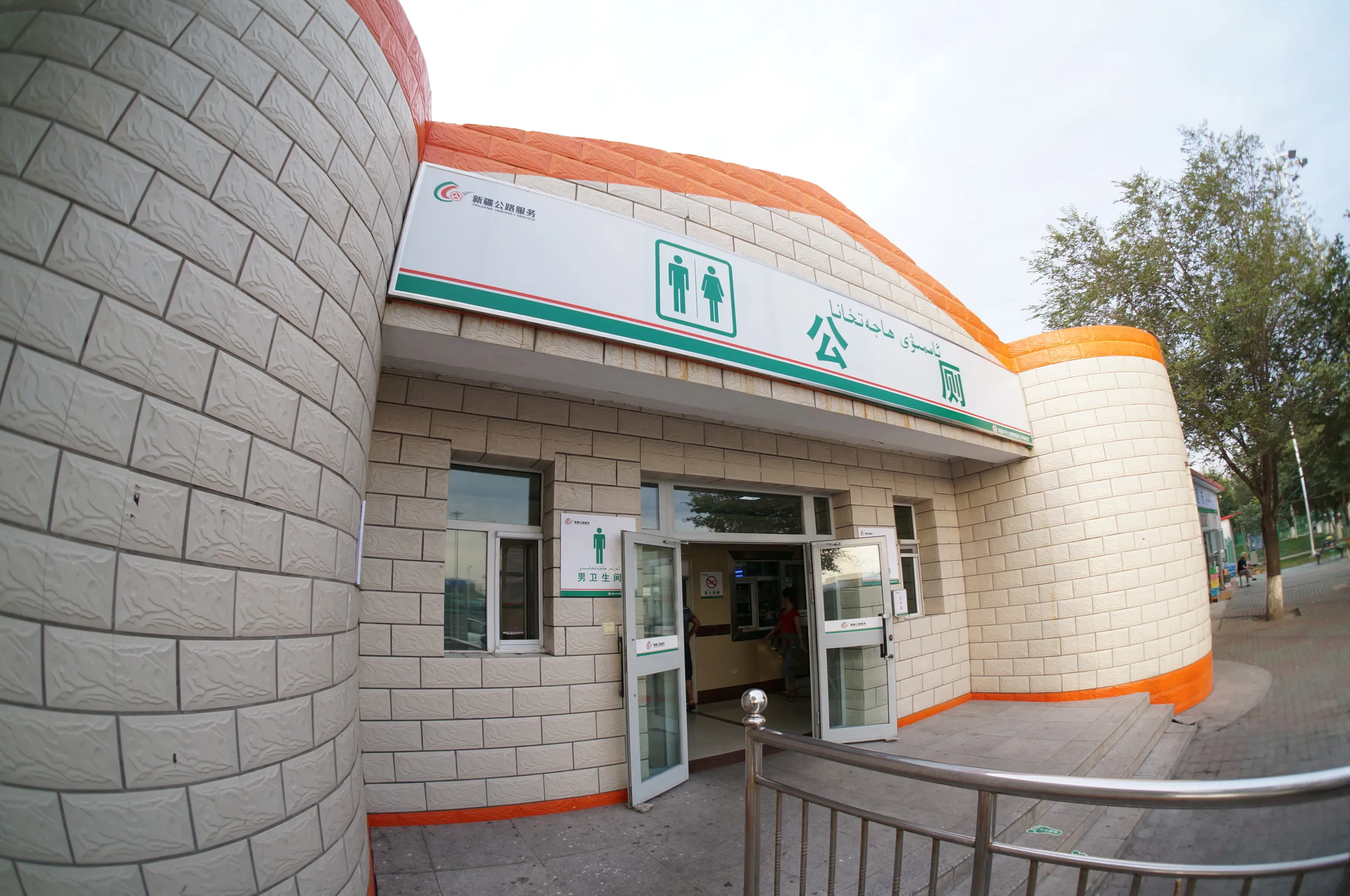 連霍高速道路サービスエリアで小休憩