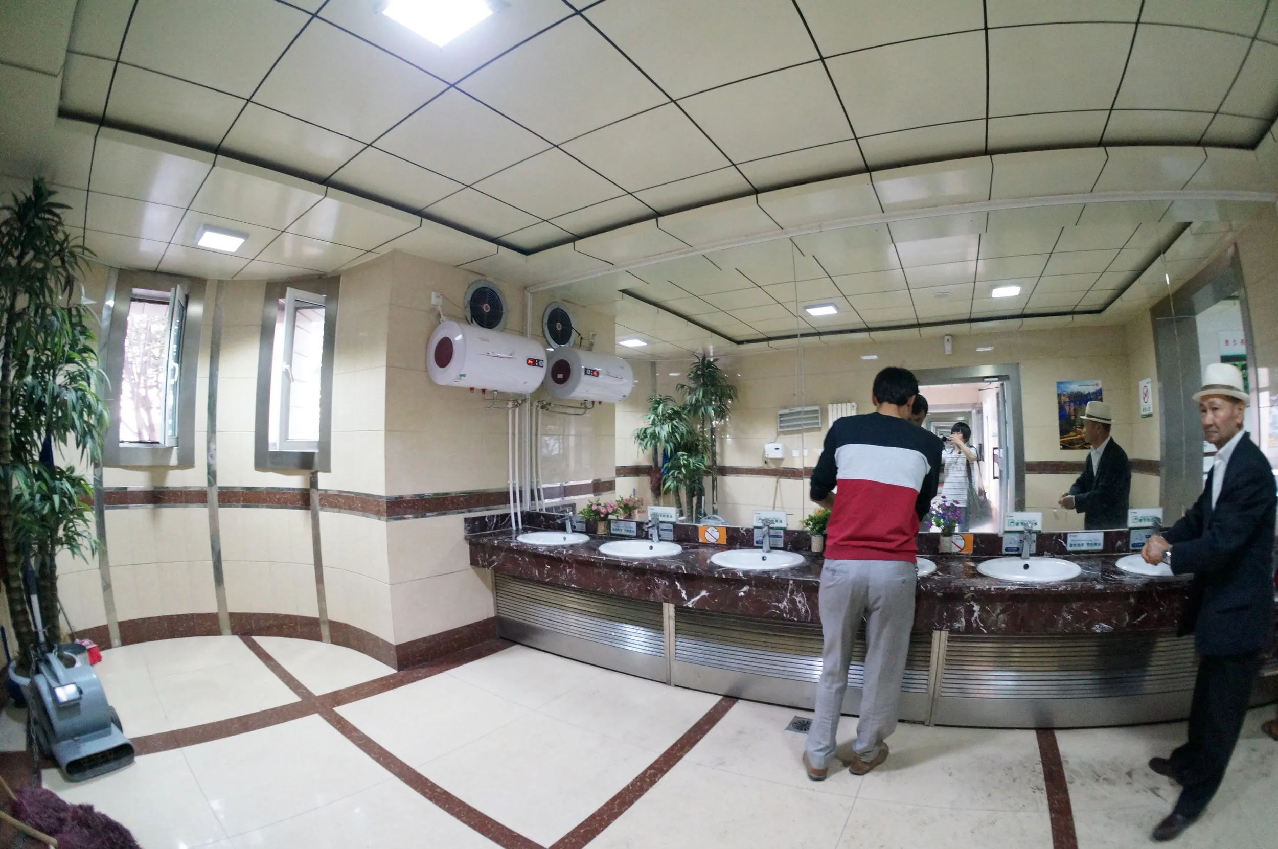 連霍高速道路サービスエリアで小休憩