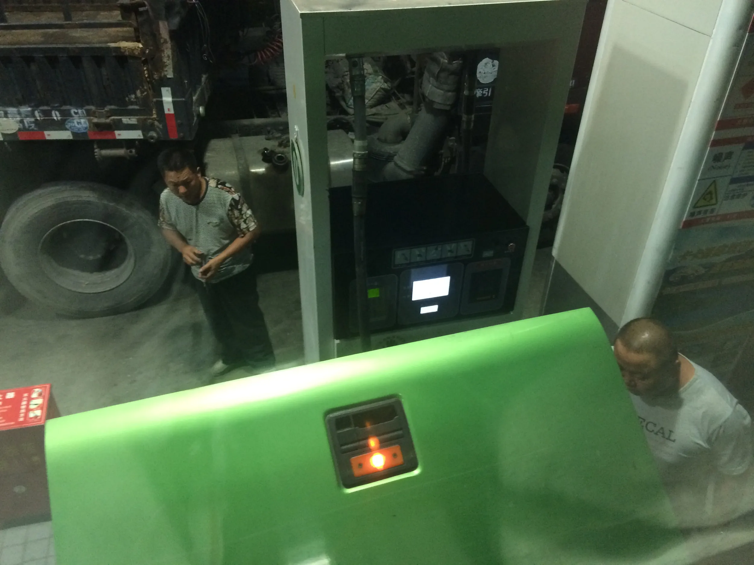 国際バスが給油