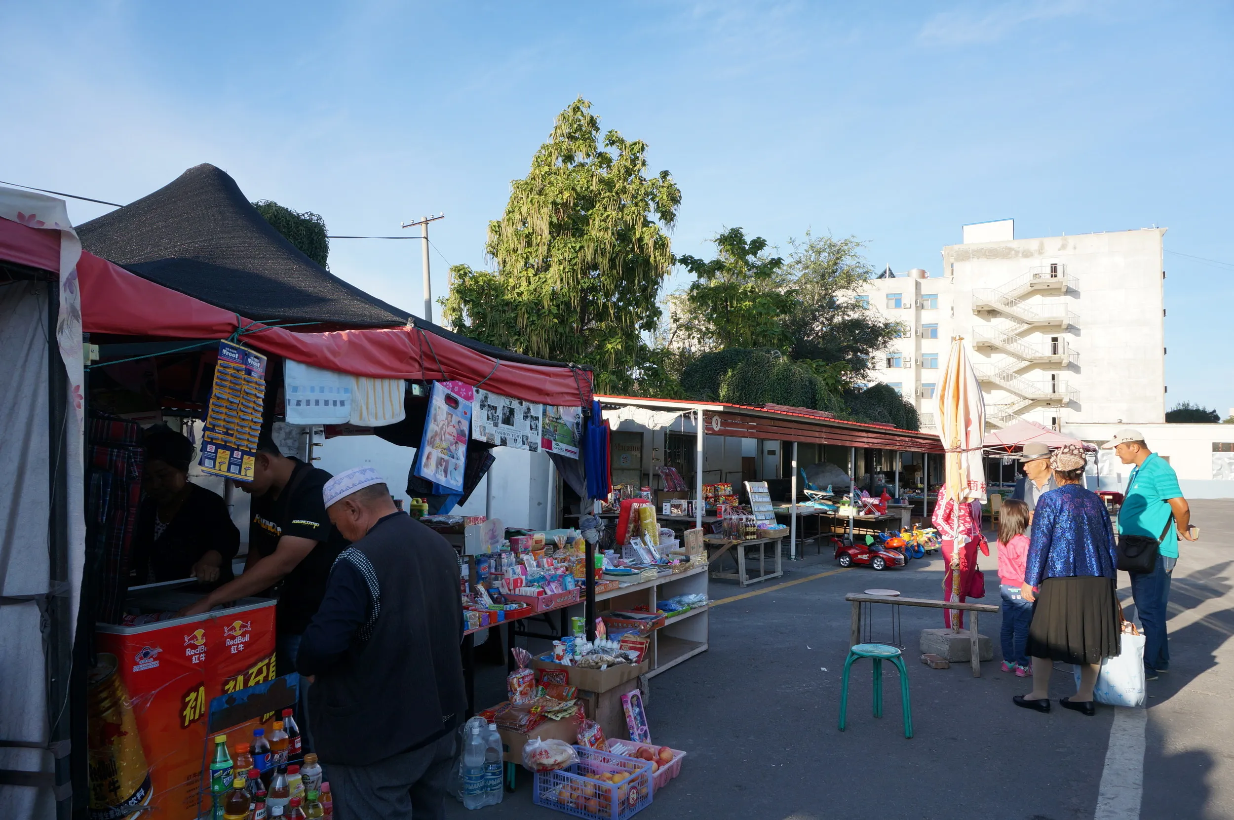 露店が朝からにぎわってる