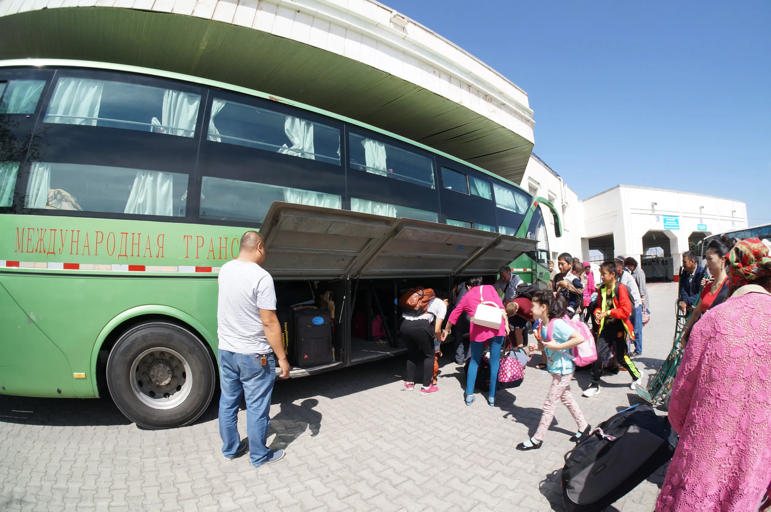 ホルゴスの出入国管理所へ突入