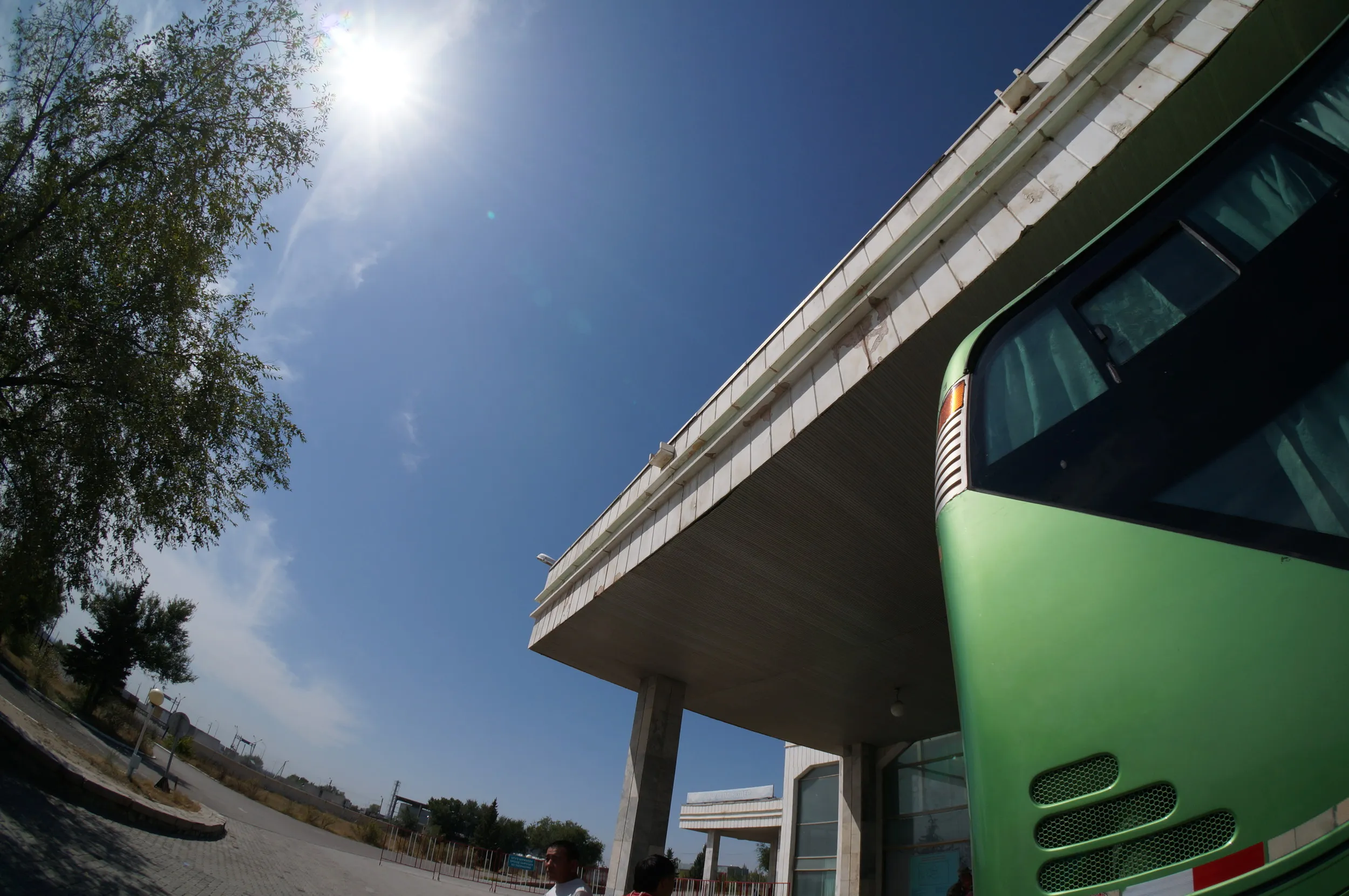 ホルゴスの出入国管理所へ突入