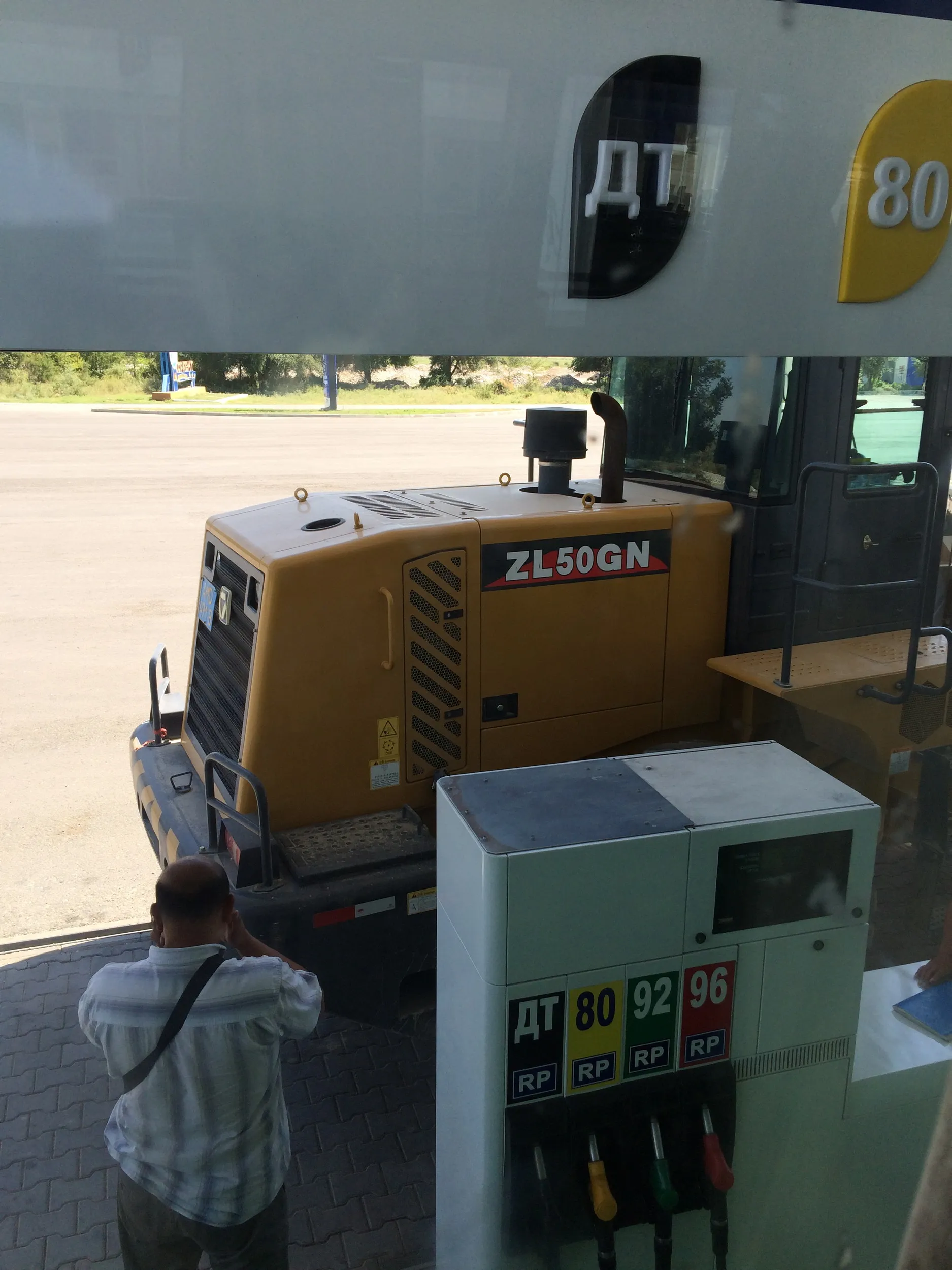 ピトジム（Пиджим）郊外で寝台バスが給油