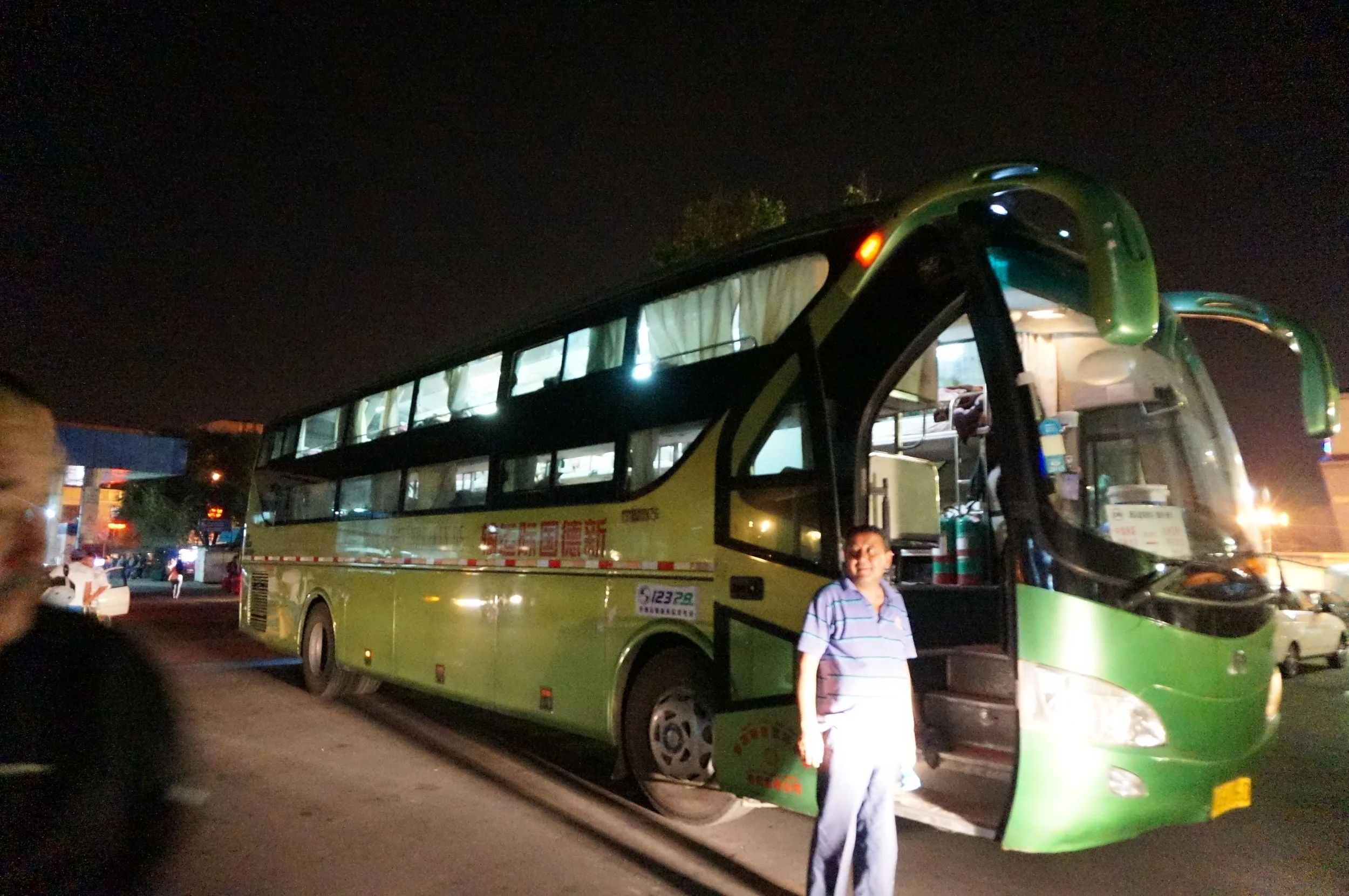 乗ってきた夜行寝台バスと運転手