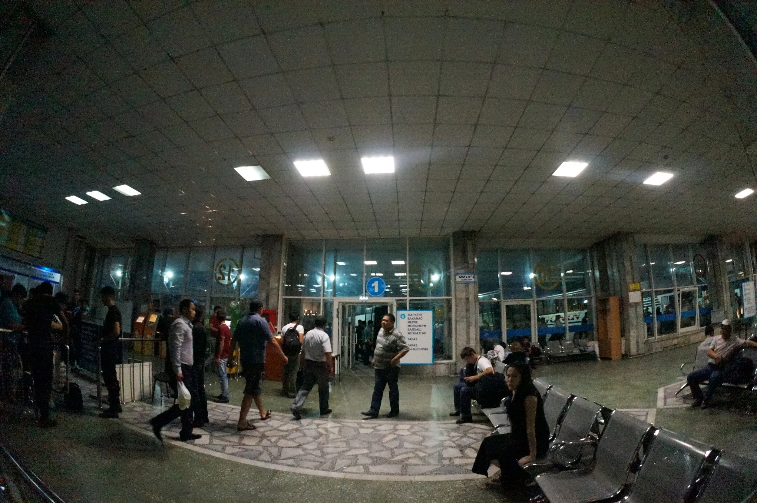 サイラン長距離バスステーションの待合室