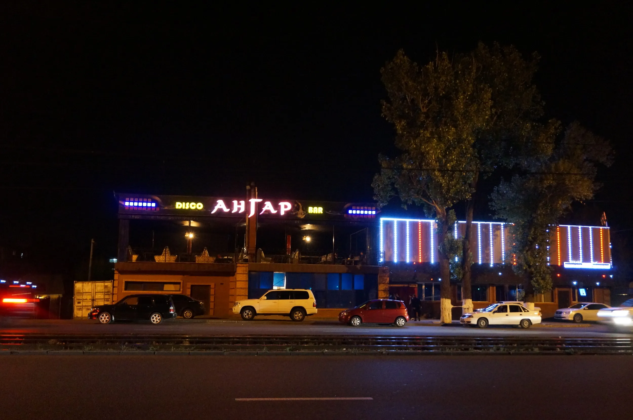 サイラン貯水池（Сайран көлі）前のカジノ