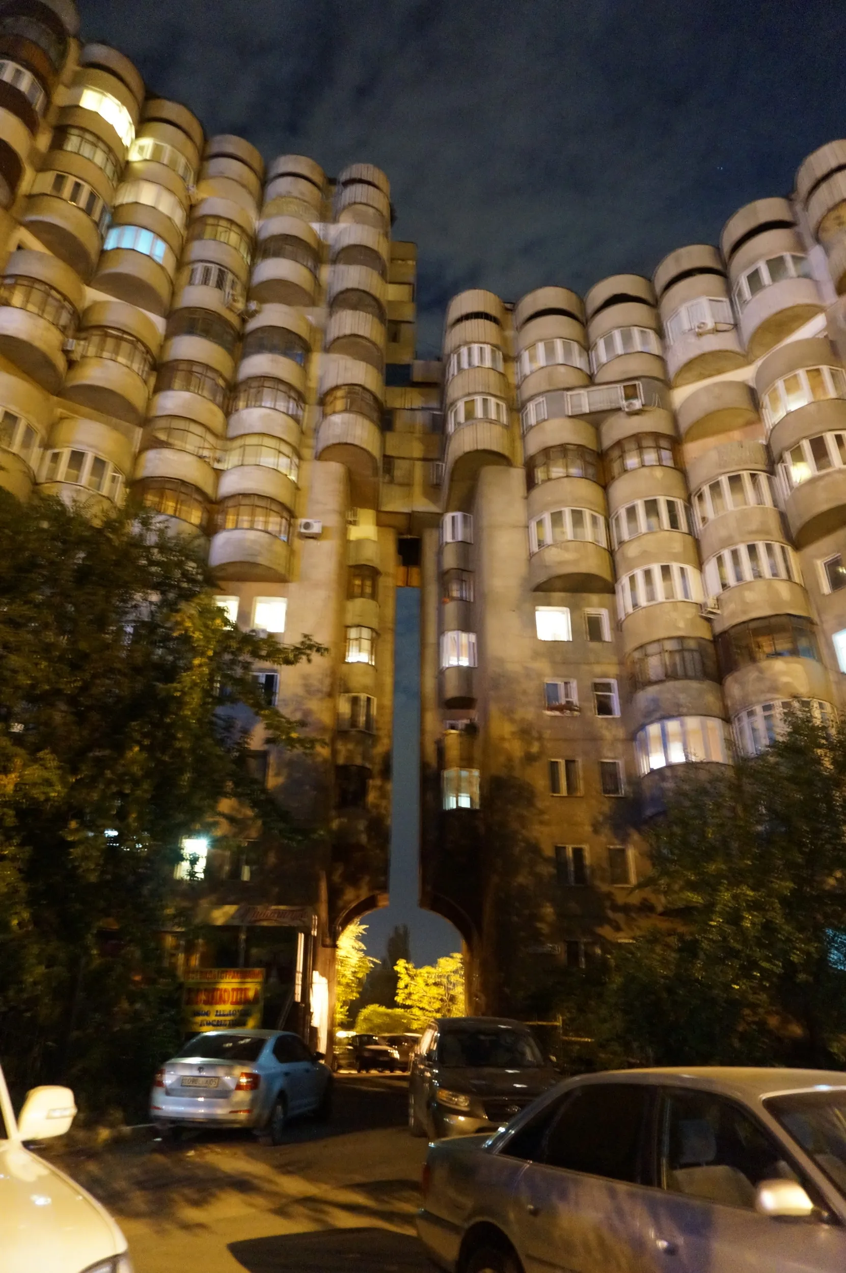 サイラン貯水池（Сайран көлі）傍のマンション