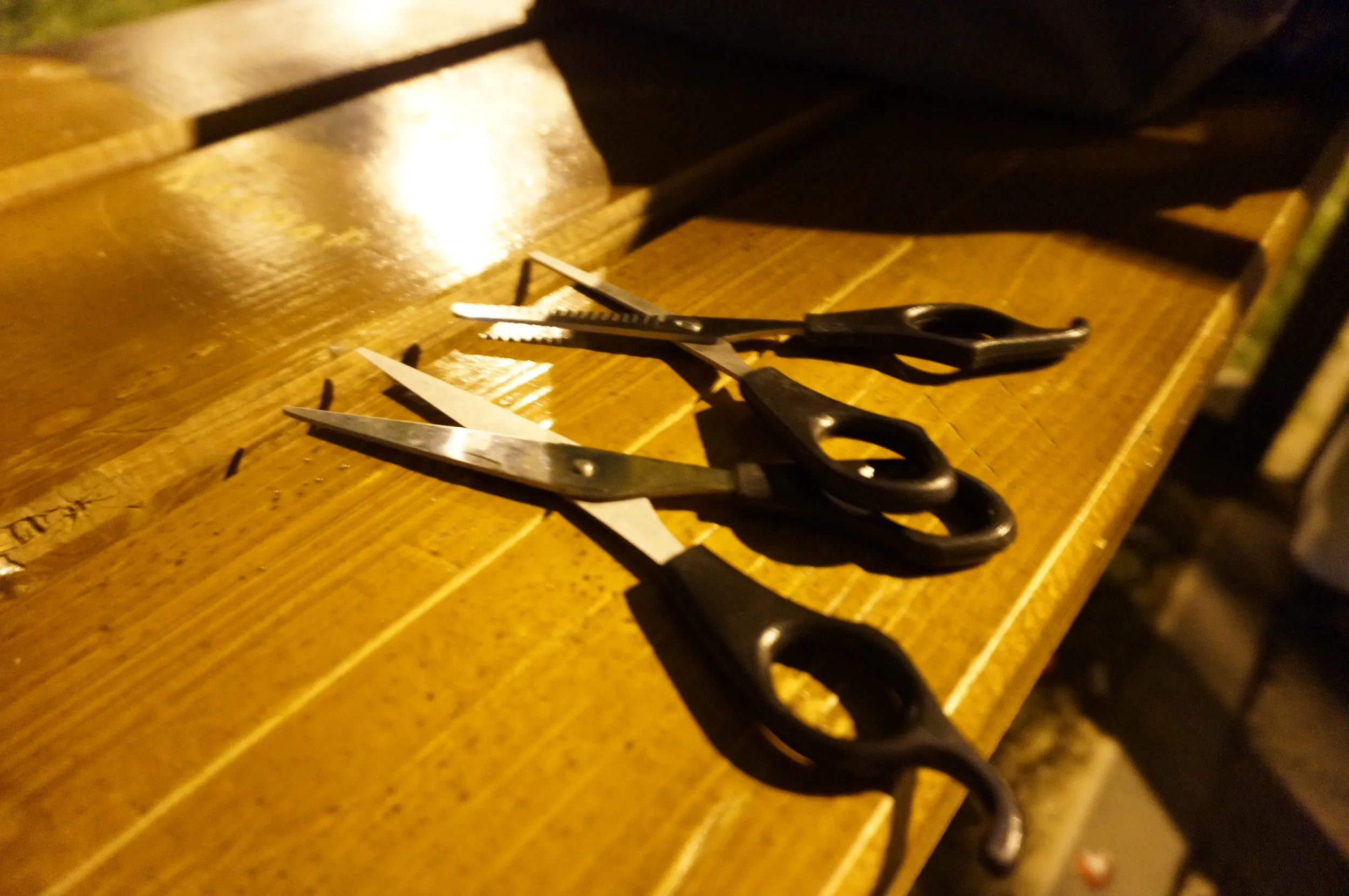 公園のベンチで散髪をするｗ