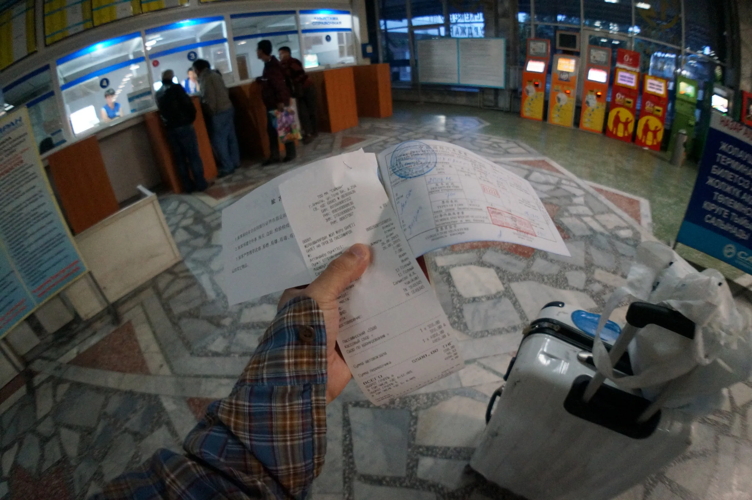 中国のイリ（伊犁）行きの長距離国際バスの切符を購入