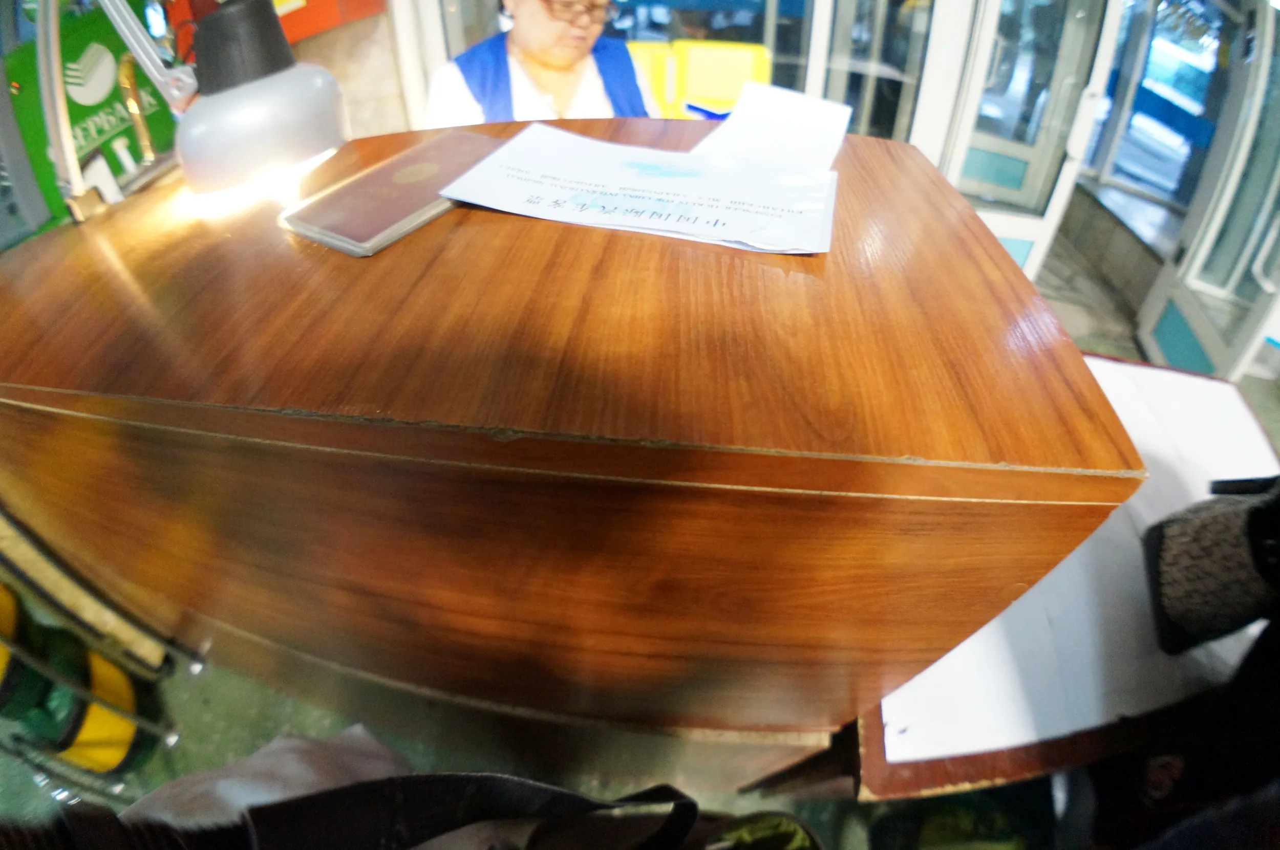 中国のイリ（伊犁）行きの長距離国際バスへの乗車手続き開始