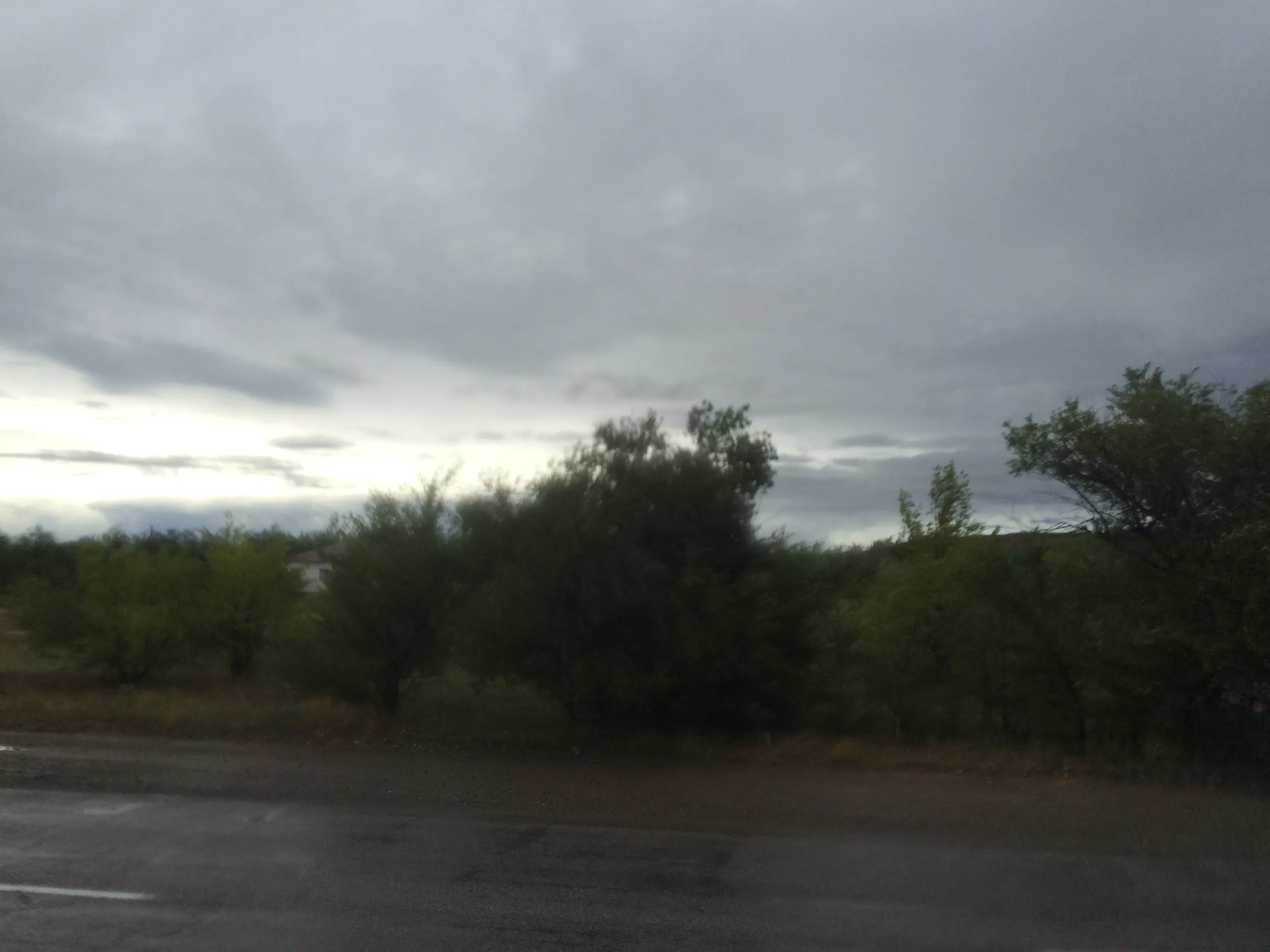雨の降る荒涼とした砂漠と大地の風景