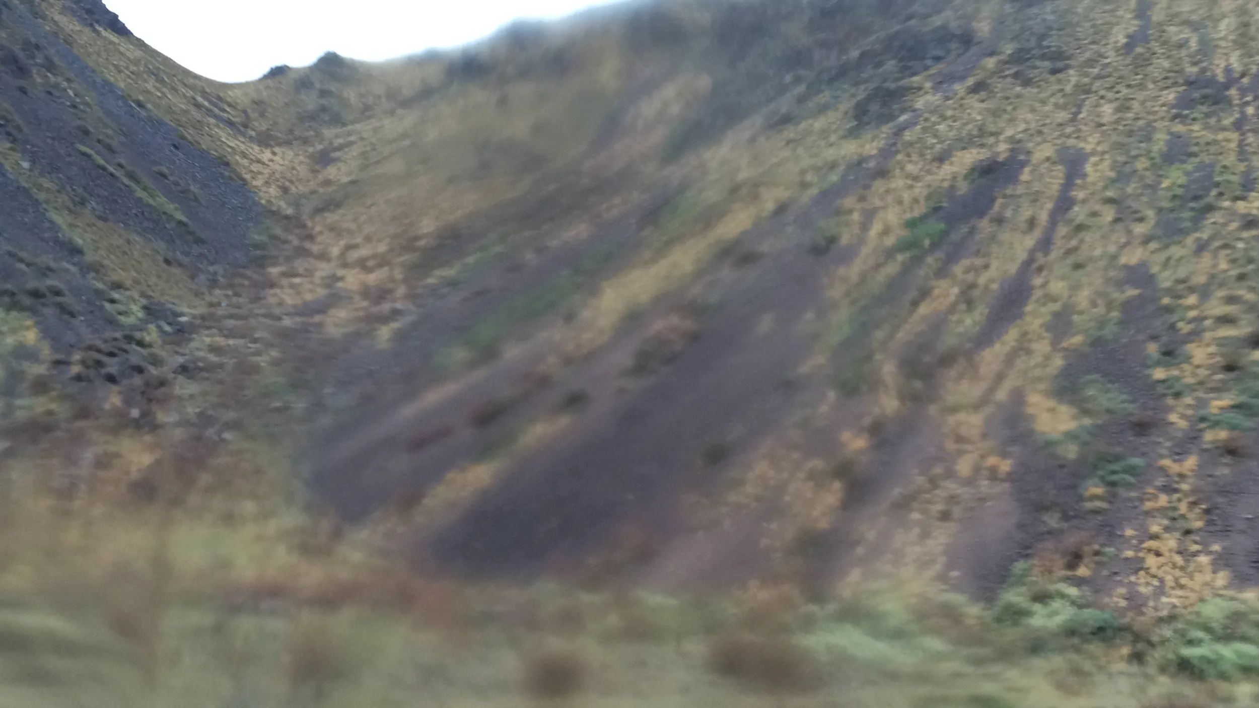 雨の降る荒涼とした砂漠と大地