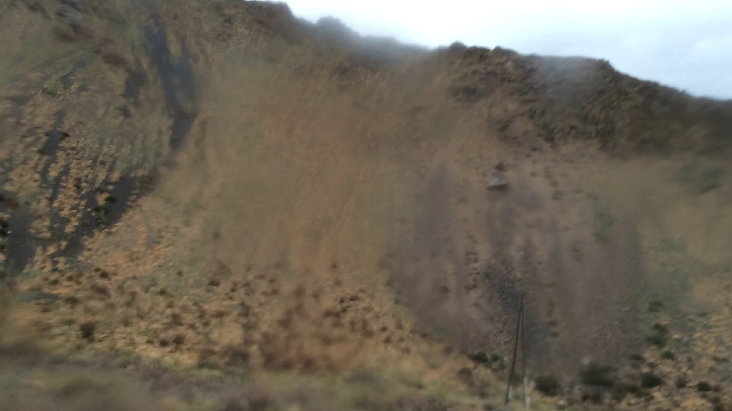 雨の降る荒涼とした砂漠と大地