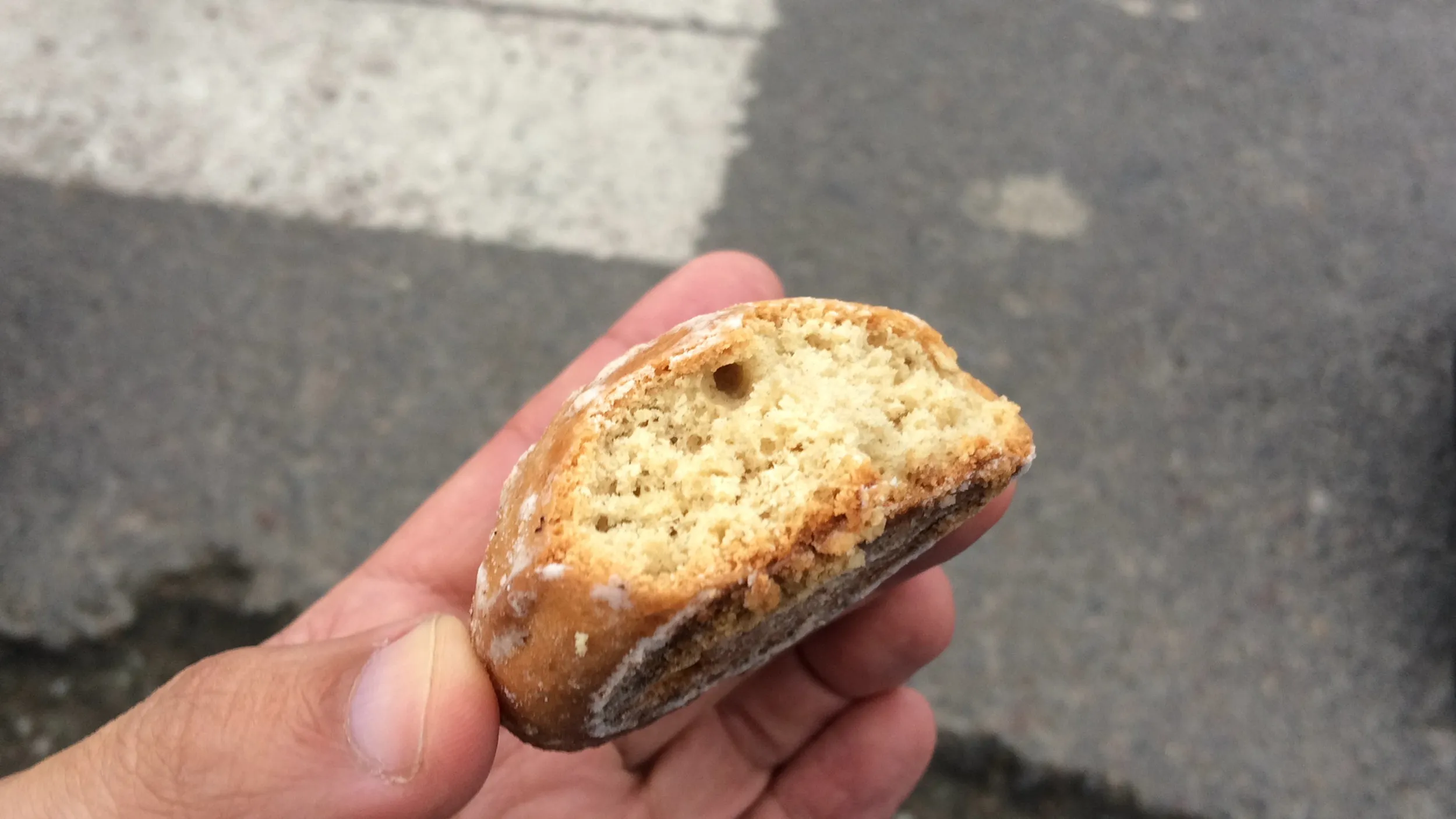 カザフ族にもらったパン菓子