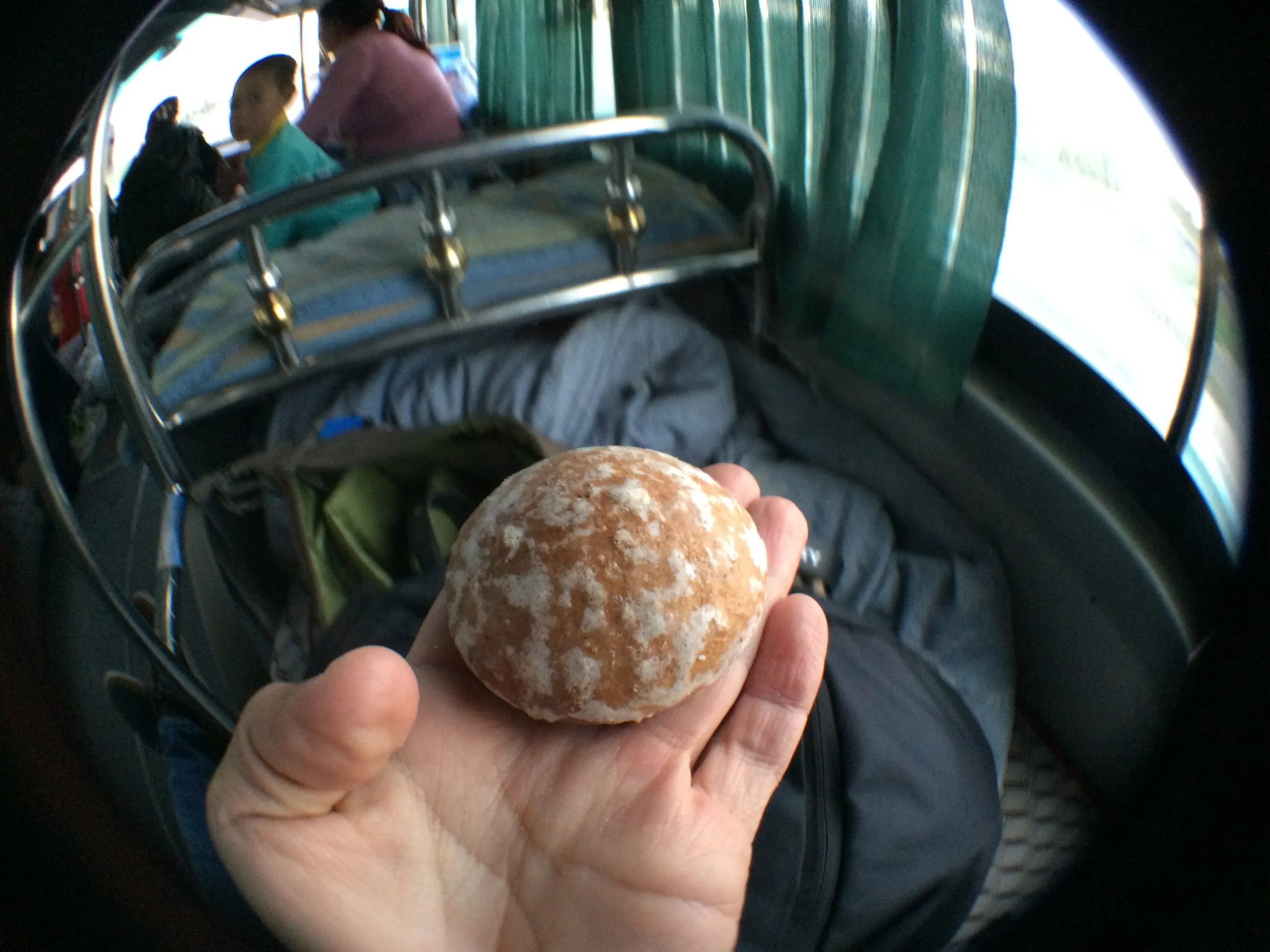 カザフ族からまたパン菓子を頂く