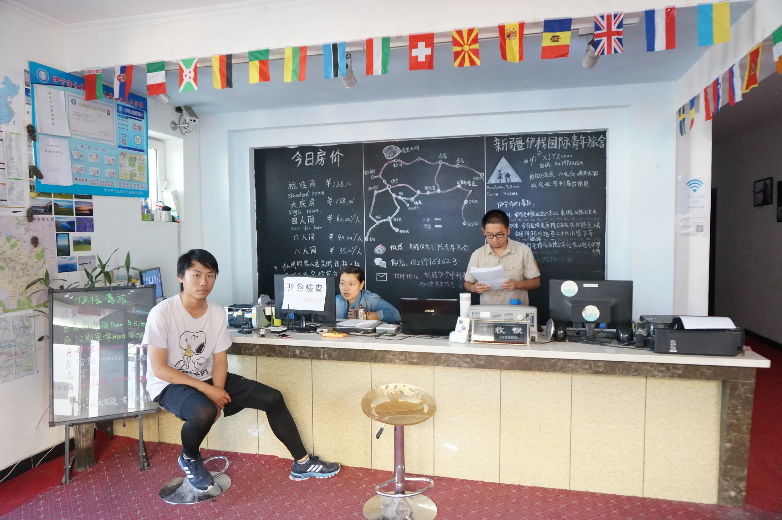 イリ伊桟ユースホステルの受付とスタッフ