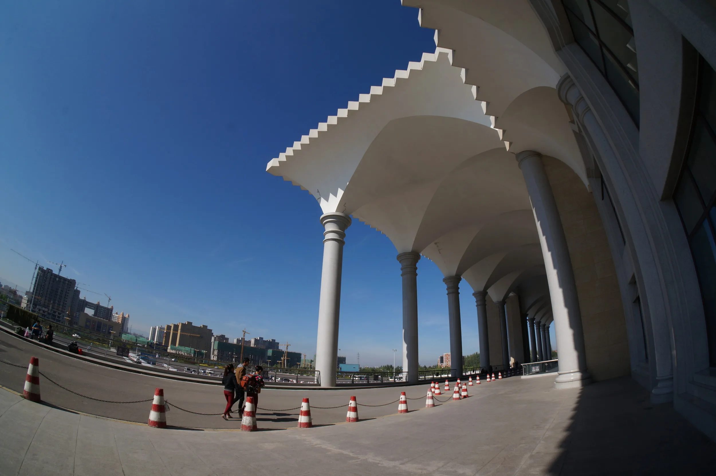 伊寧駅と澄み渡った青空