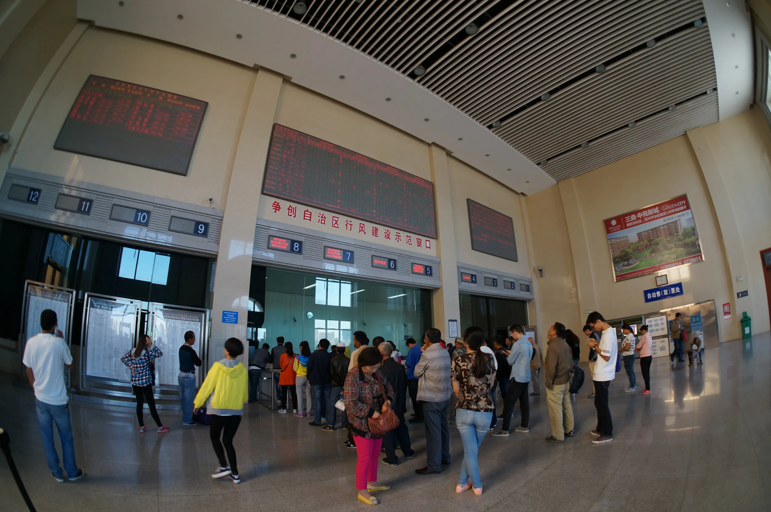 伊寧駅の切符売り場