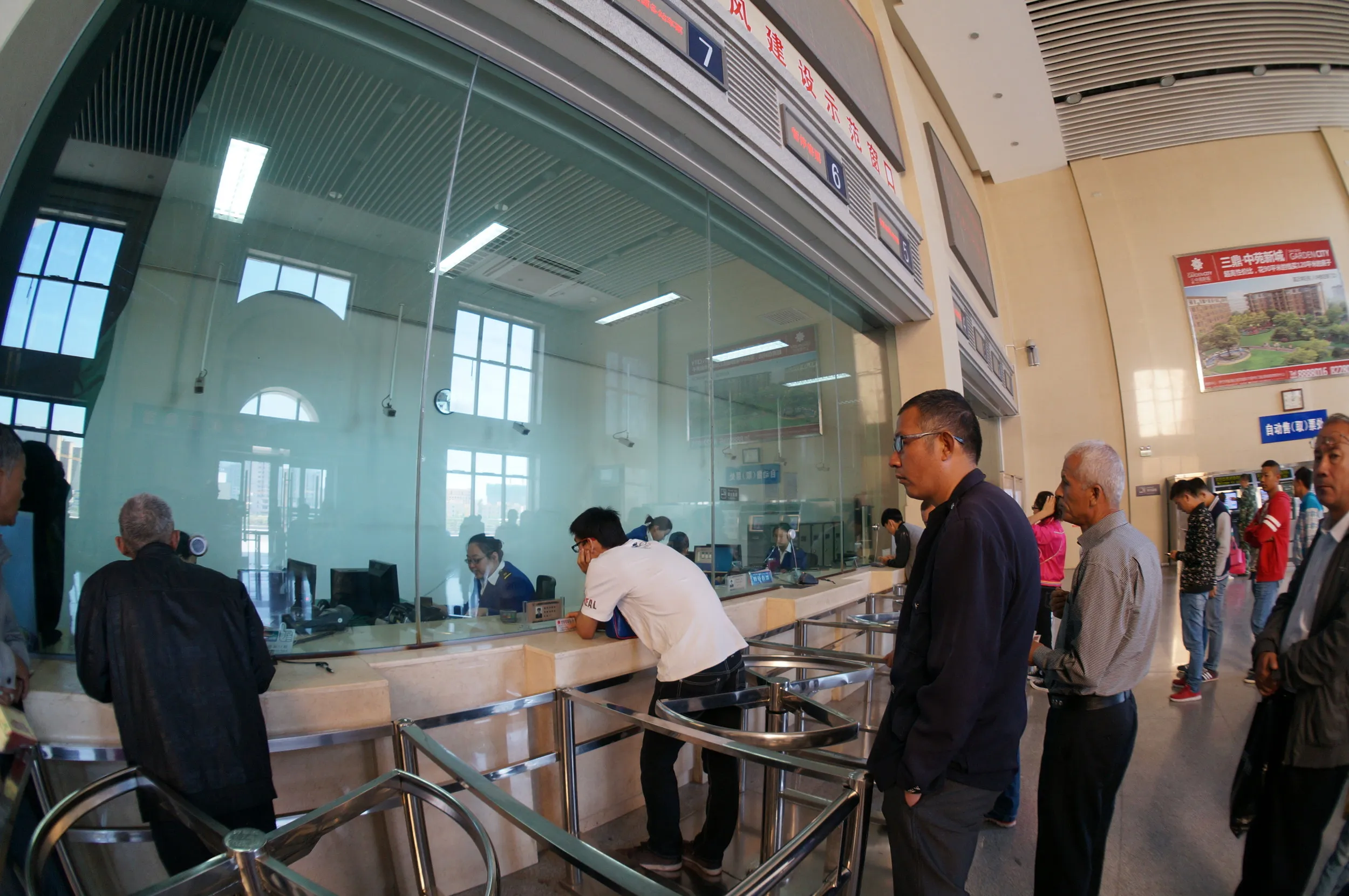 伊寧駅の切符売り場